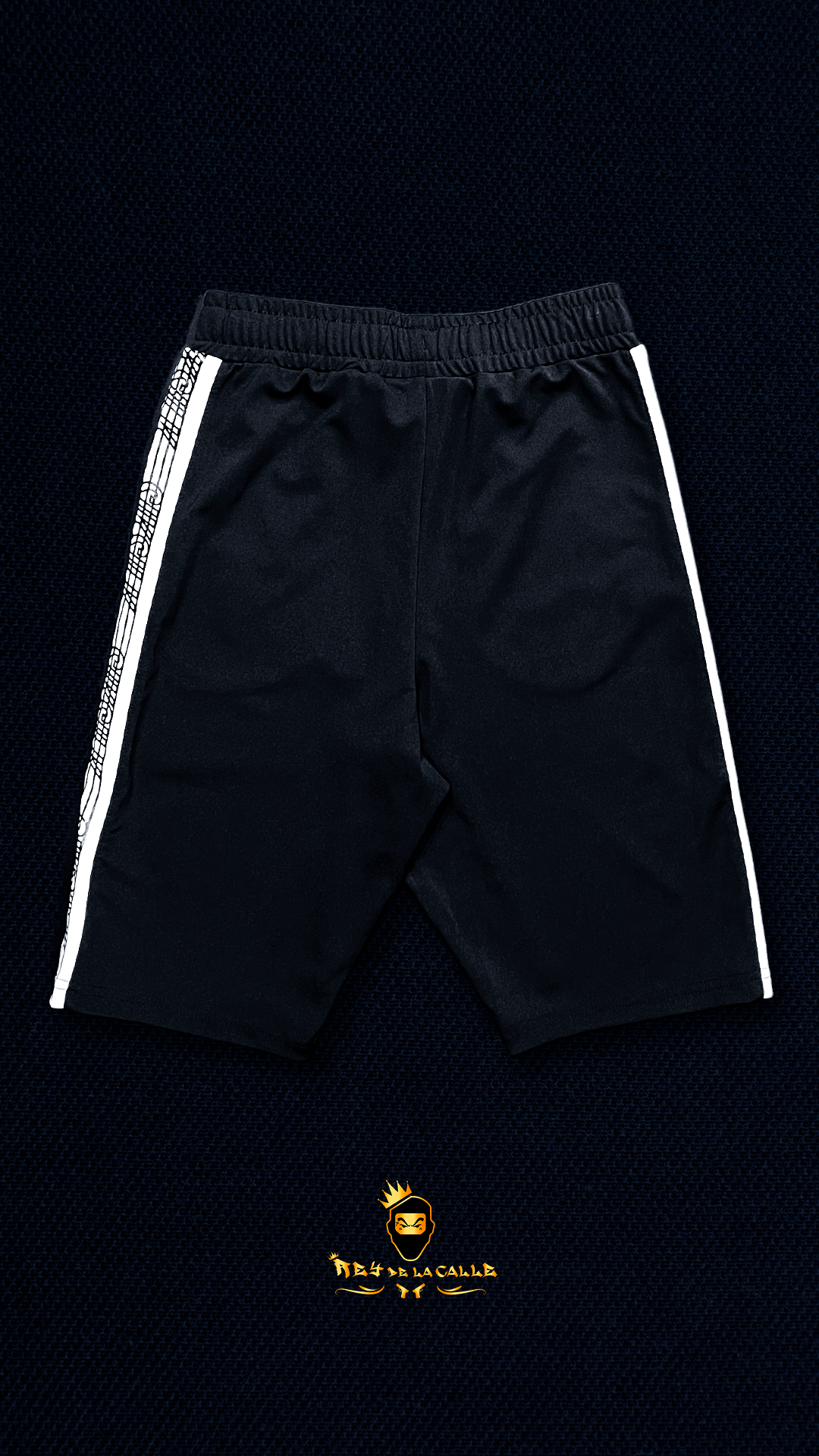 Pantalones Cortos Negros SikSilk con Bandas Laterales Blancas y Logo Bordado