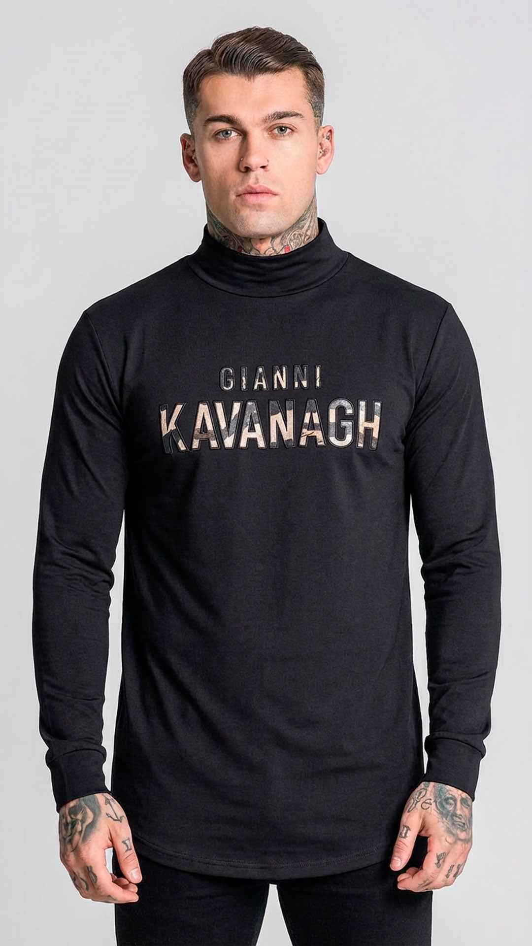Camiseta Negra Gianni Kavanagh Cuello Alto con Logotipo Camuflaje – En Oferta