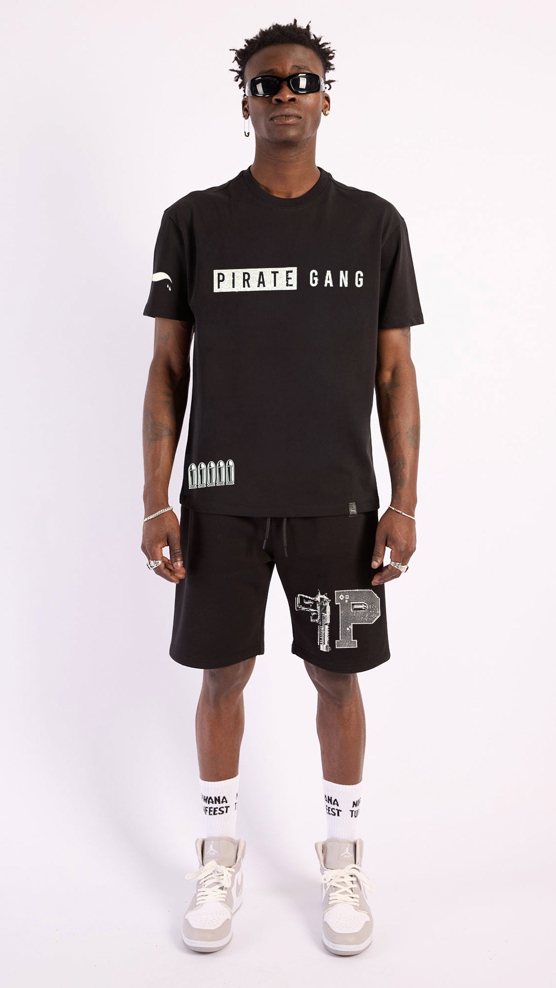 Camiseta "Pirate Gang" con Pistola y Logotipo en Pedrería - Conjunto Urbano de Lujo Rey De La Calle