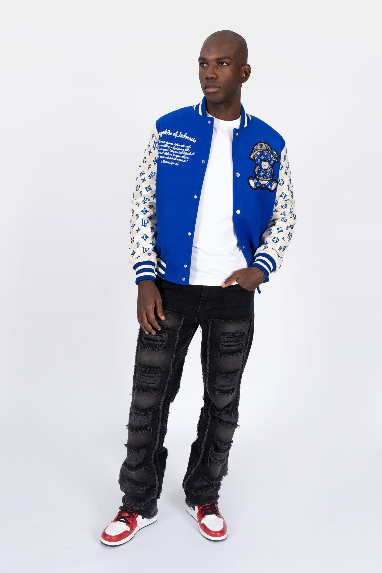 Chaqueta Universitaria Azul y Crema con Monograma y Diseño de Osito Gánster