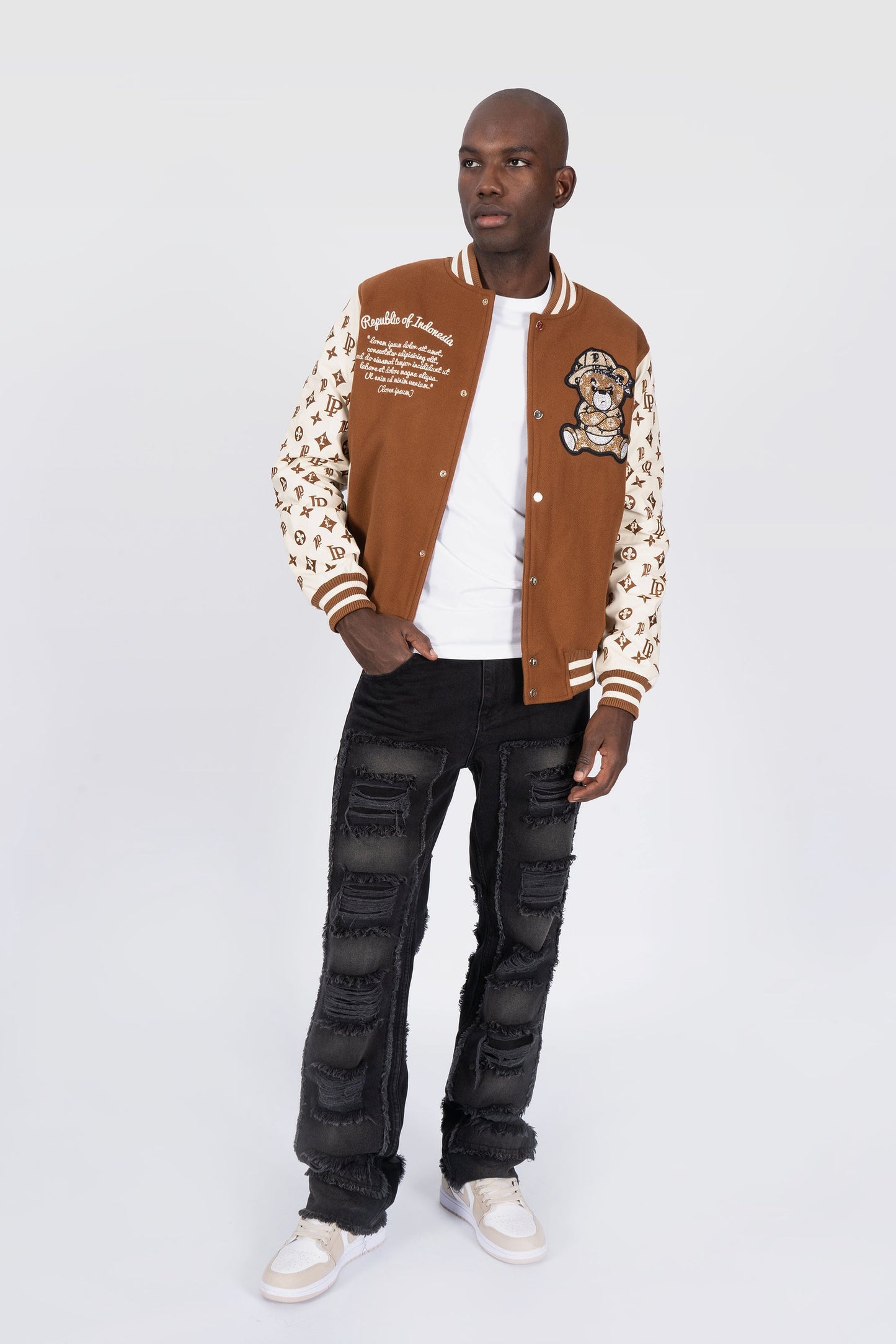 Chaqueta Universitaria Marrón y Crema con Monograma y Diseño de Osito Gánster