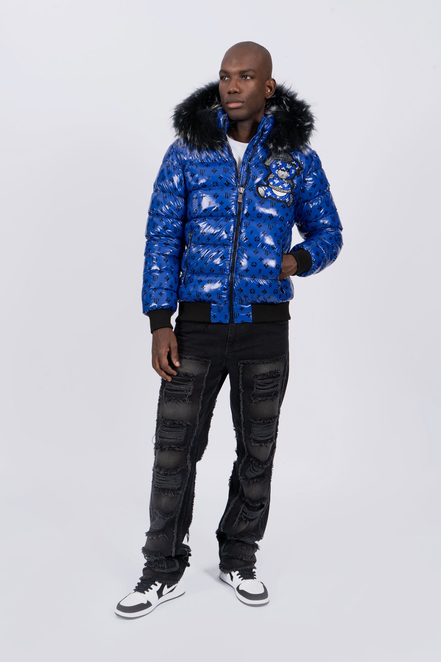 Chaqueta Plumífero Azul Monograma con Capucha de Pelo y Diseño de Osito Gánster