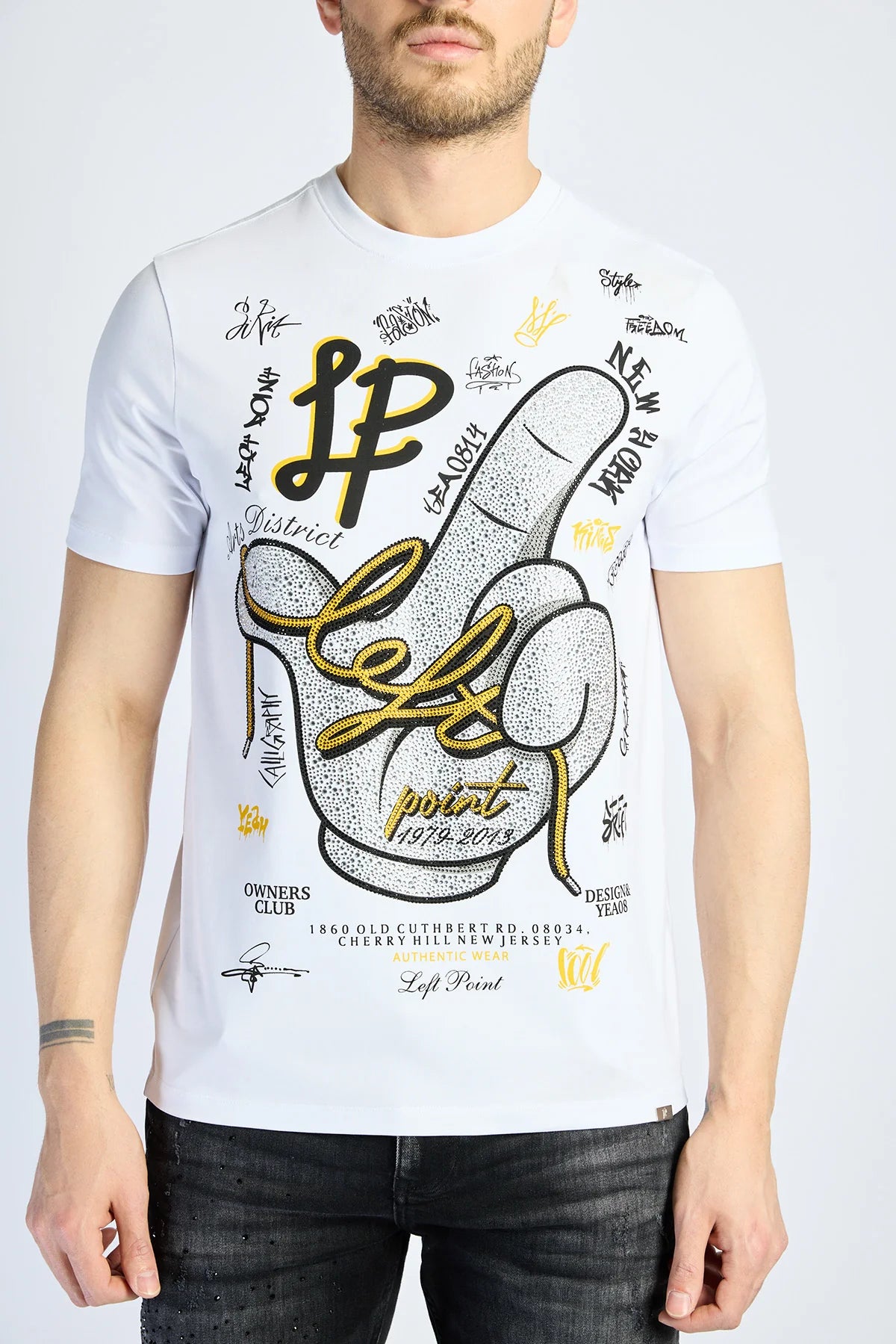 Camiseta Left Point Blanca Pedrería Brillante Dedo Apuntando - Rey De La Calle