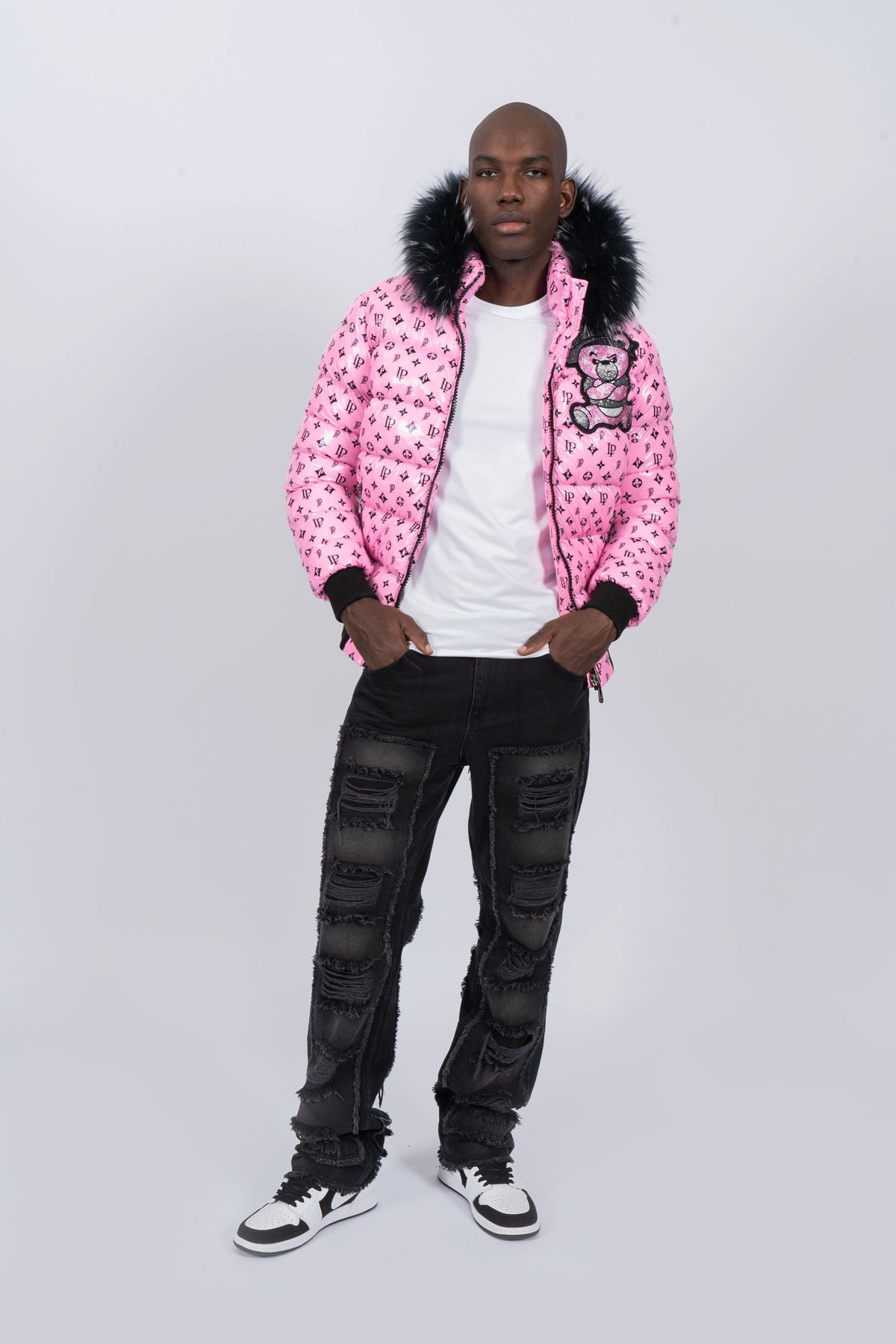 Look completo con chaqueta Pirate Gang Paris rosa monograma, camiseta blanca y vaqueros negros