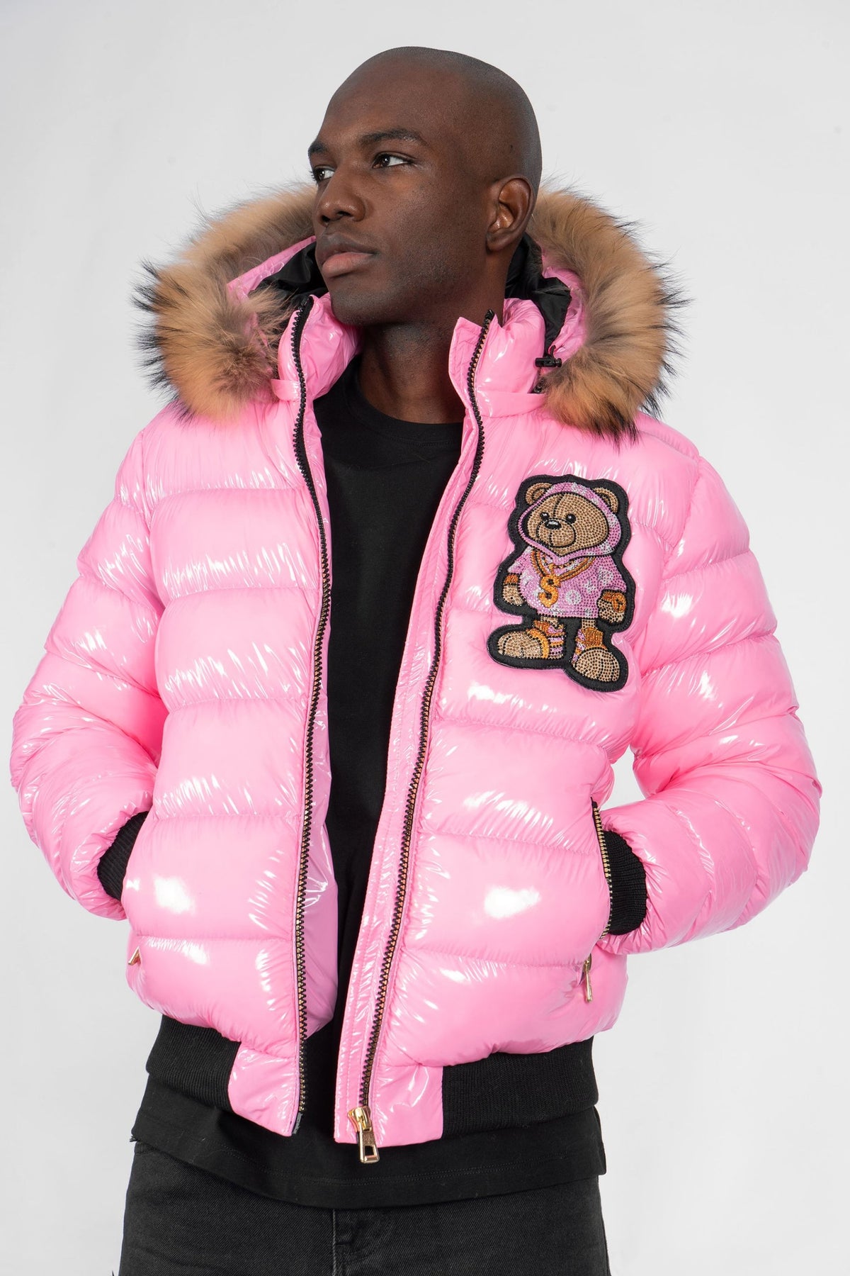 Detalle del parche de osito gánster con pedrería en la chaqueta Pirate Gang Paris rosa