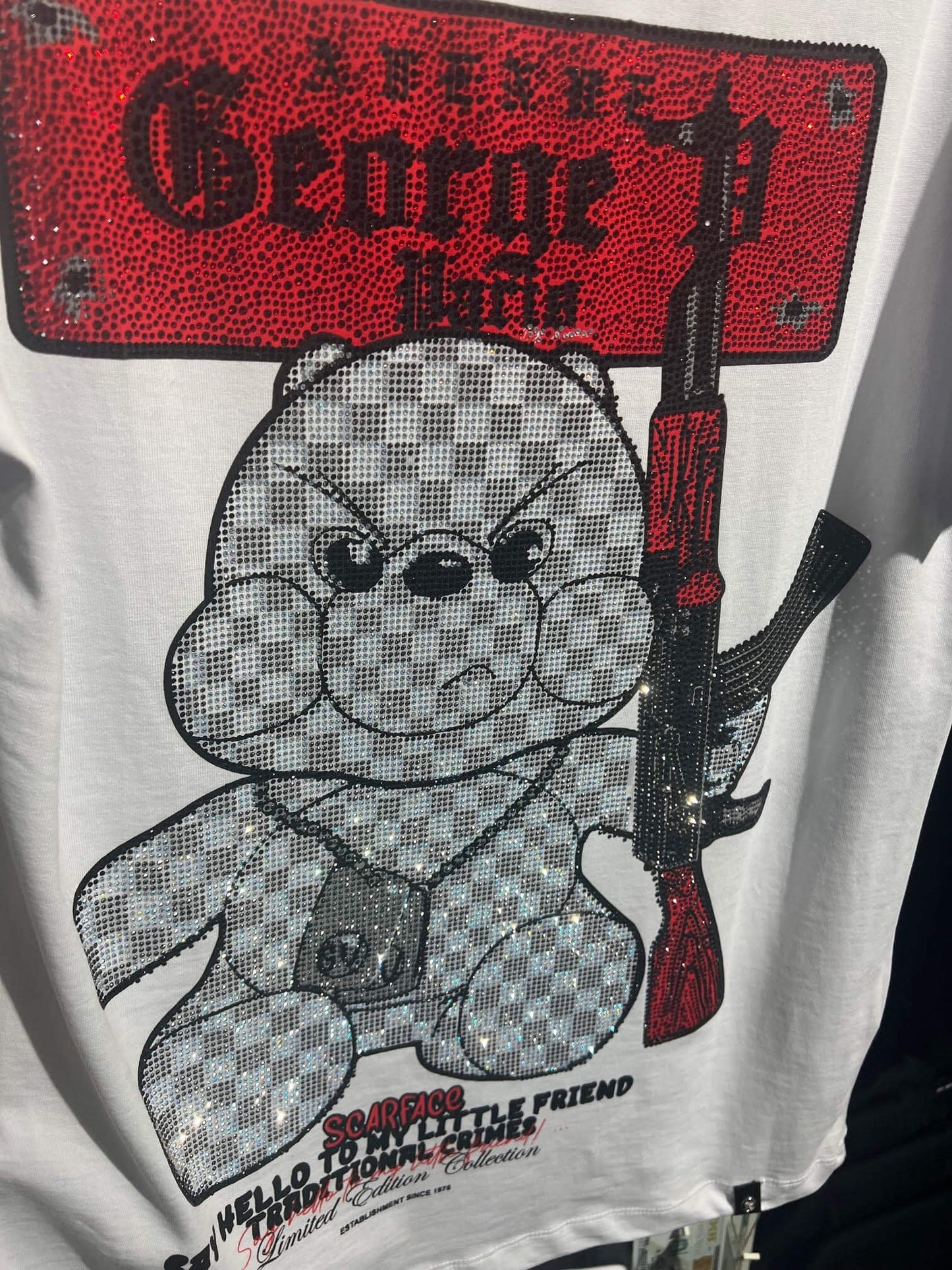 Camiseta Avenue George V París Blanca/Roja Pedrería Brillante Oso Ak47 - Rey De La Calle