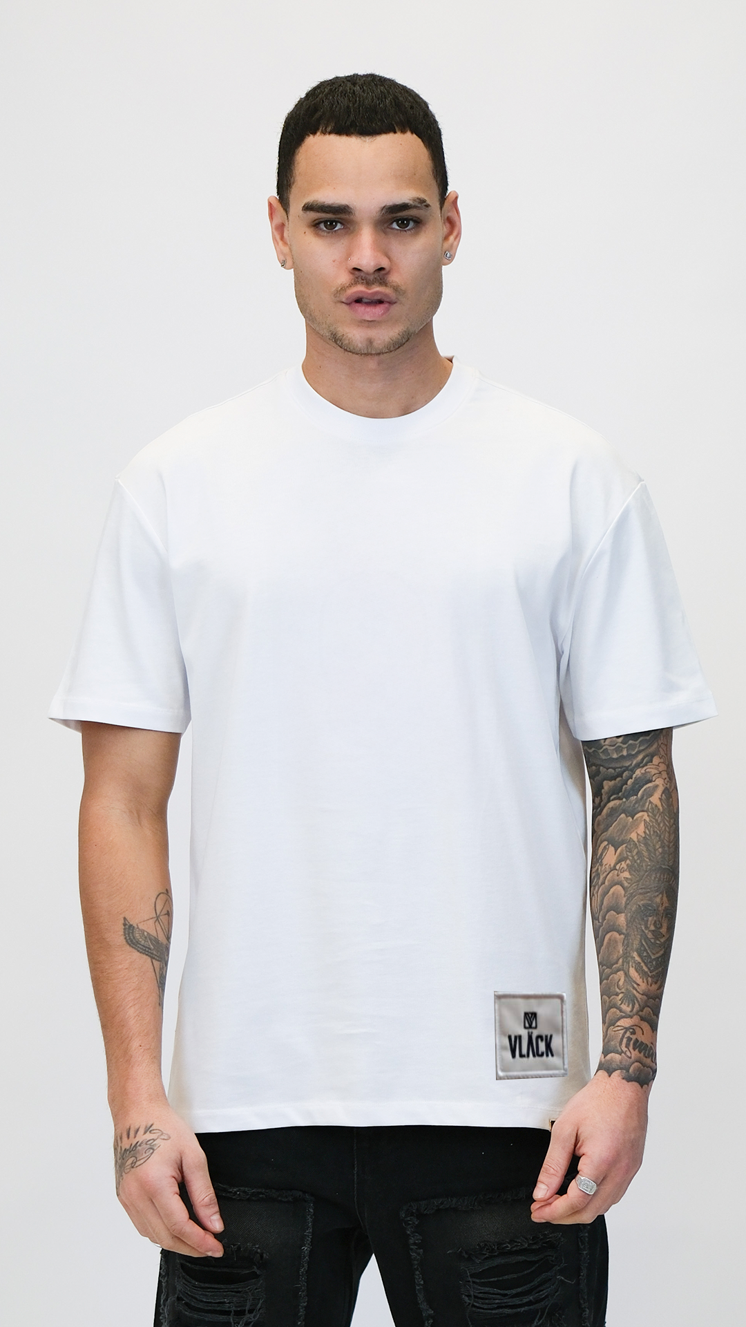 Camiseta Blanca de Algodón con Parche de Marca Vläck en el Bajo y Corte Regular
