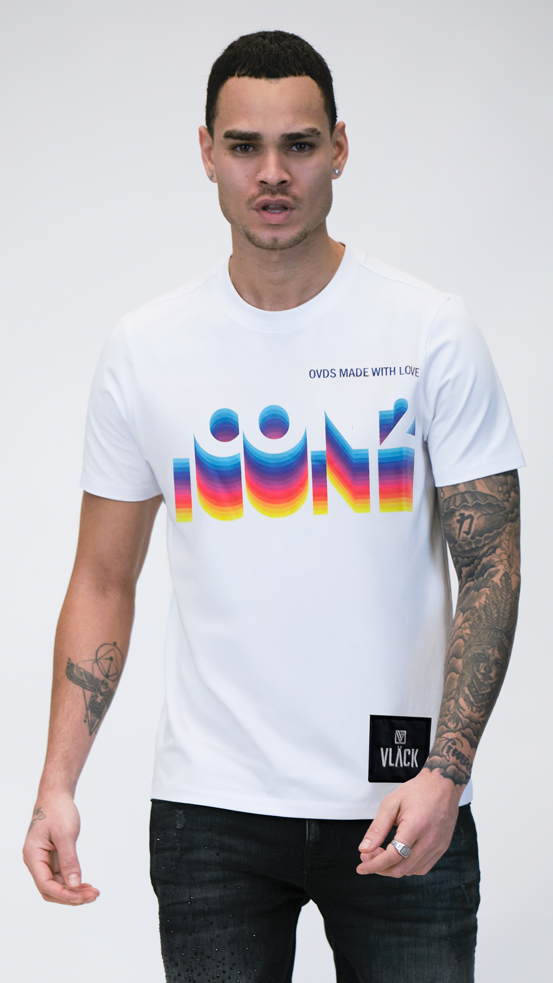Camiseta Blanca ICON de Hombre con Gráfico Arcoíris y Parche Vläck