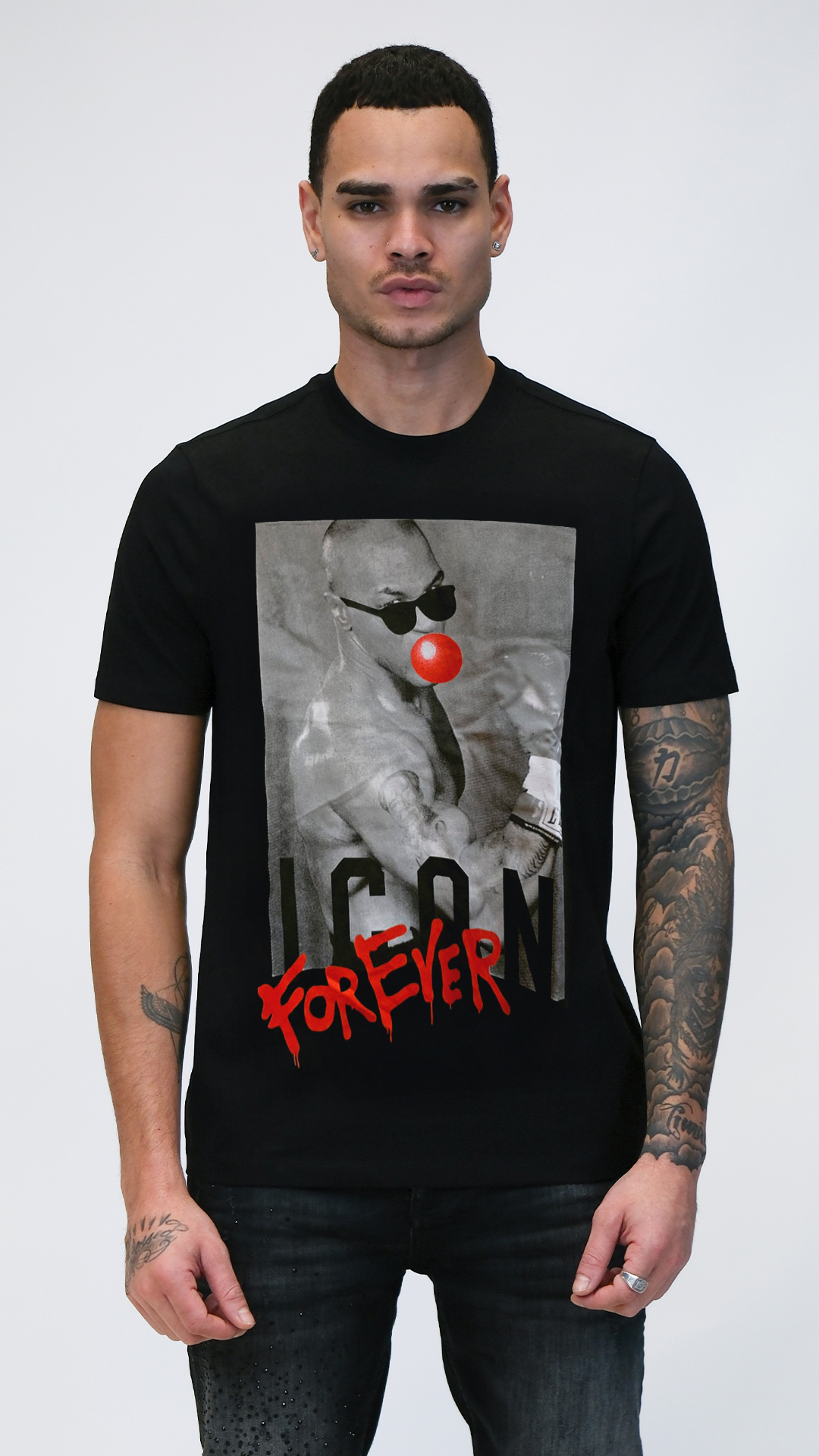 Camiseta Negra Icon Forever con Diseño de Boxeador Iron Mike y Chicle Rojo