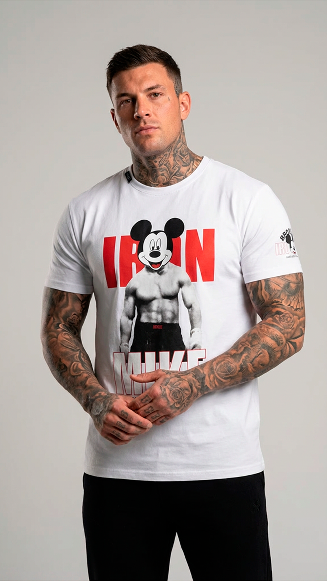 Camiseta Blanca Iron Mike con Diseño de Mickey Mouse y Texto en Rojo