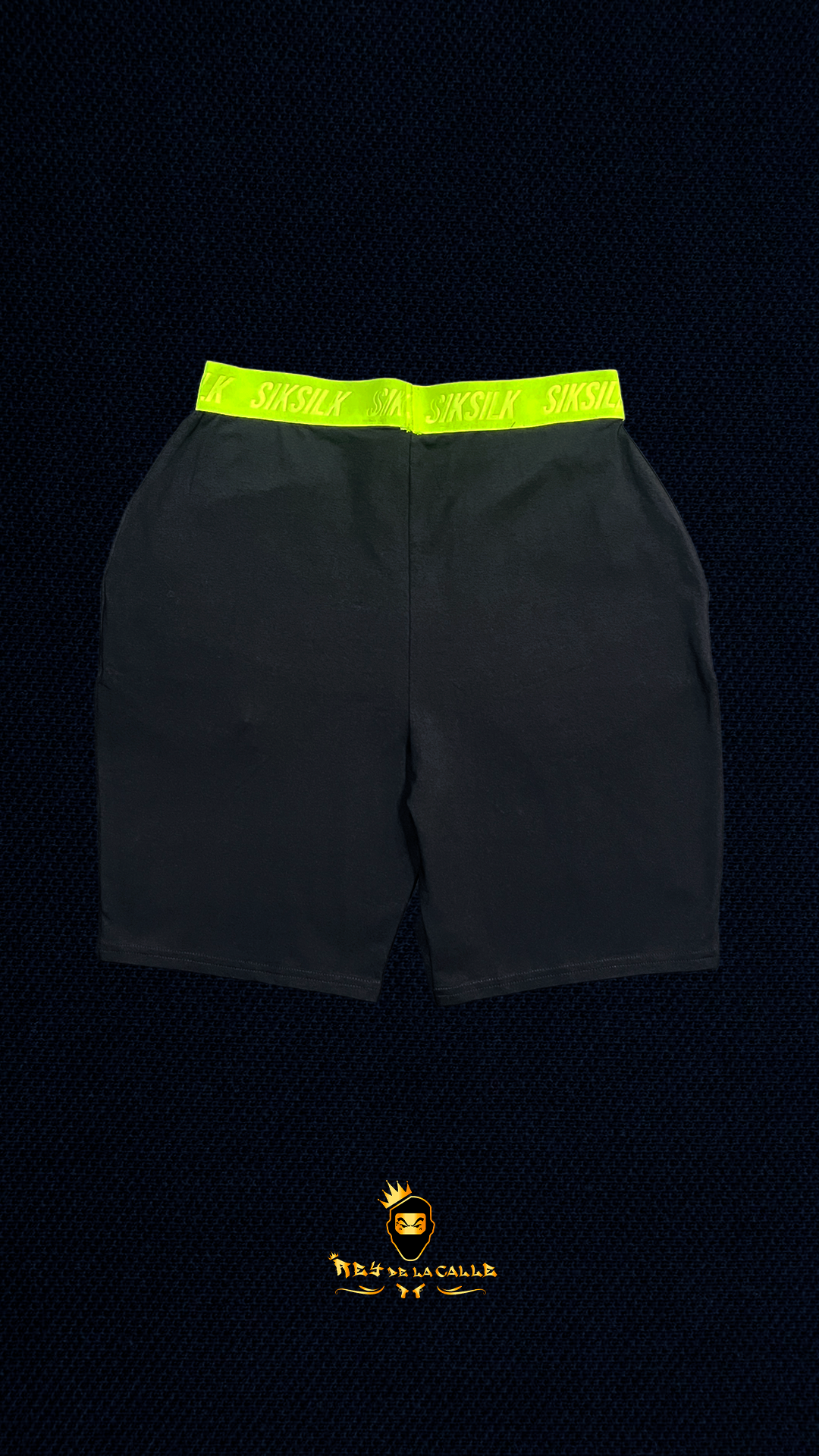 Pantalones Cortos Deportivos Negros SikSilk con Cintura Elástica Verde Neón y Logo Bordado