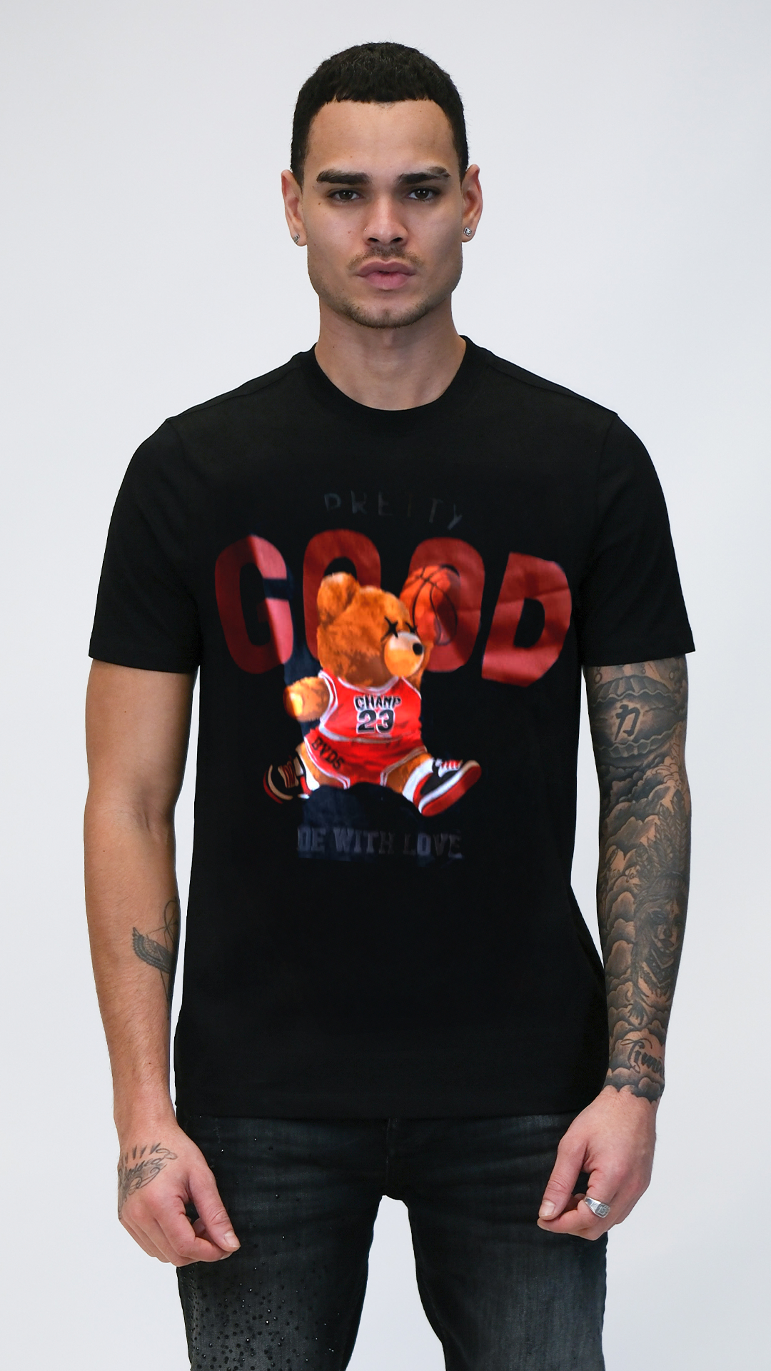 Camiseta Negra Pretty Good con Gráfico de Oso Basquetbolista y Dorsal 23