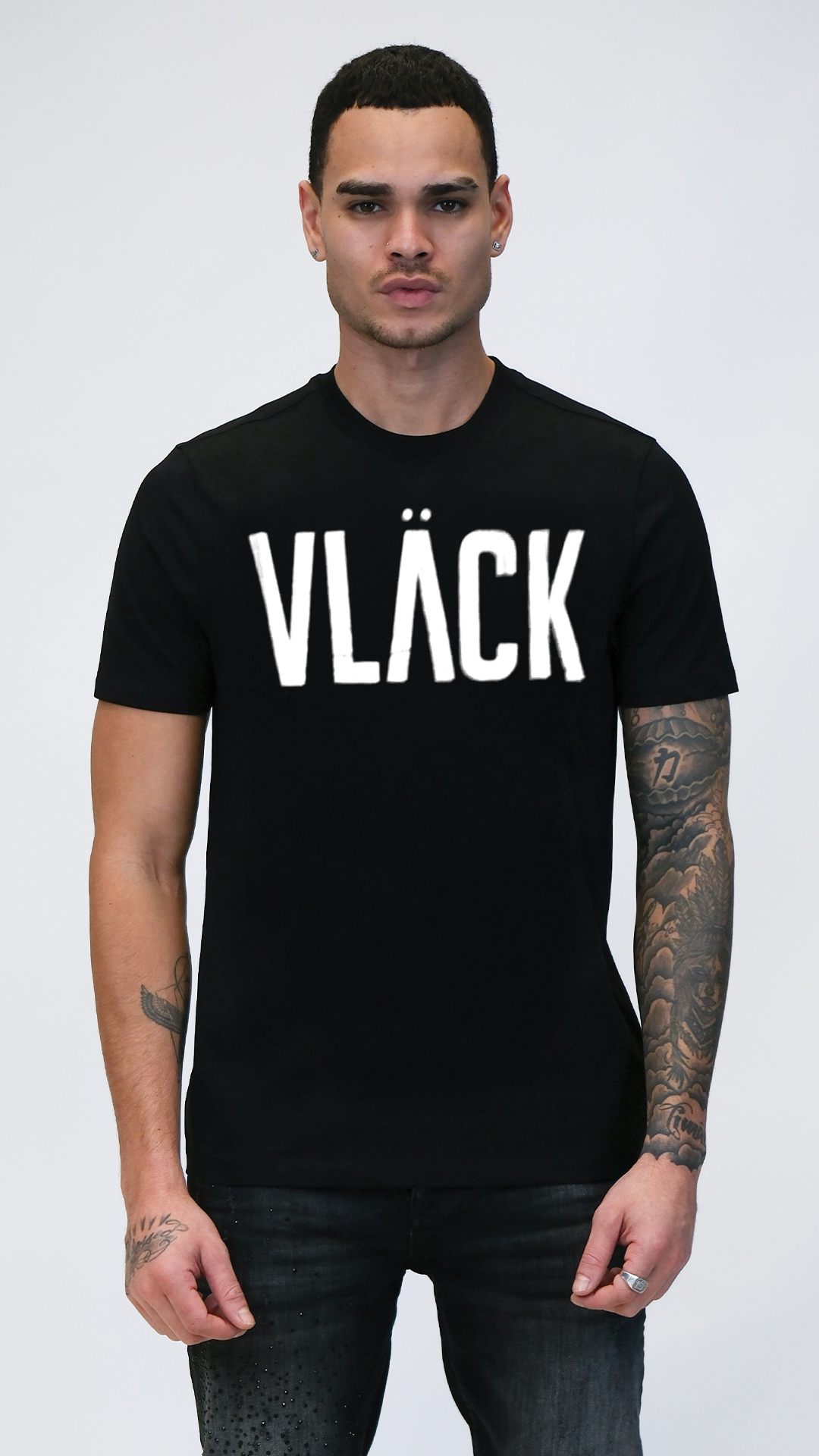 Camiseta Negra de Manga Corta VLÄCK con Logo Bordado Central en Blanco