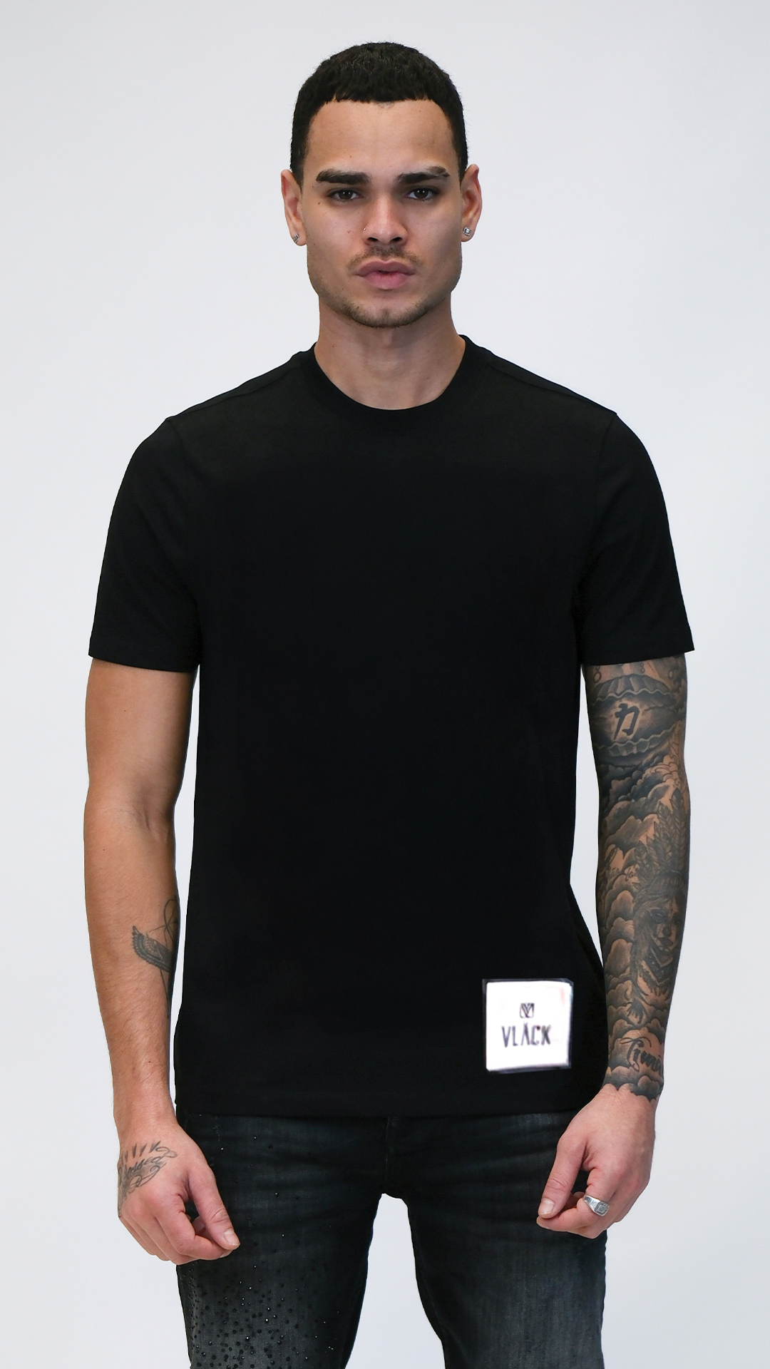 Camiseta Negra Vläck con Parche de Marca en el Bajo y Corte Atlético