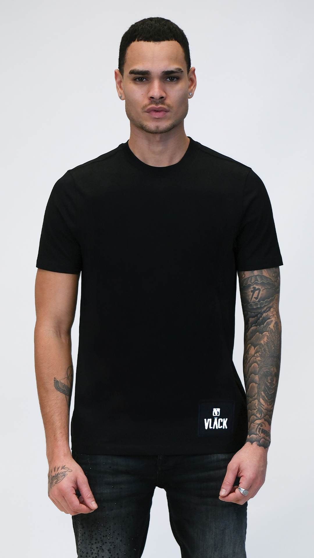 Camiseta Negra Vläck con Parche Lateral Blanco en el Bajo y Ajuste Regular