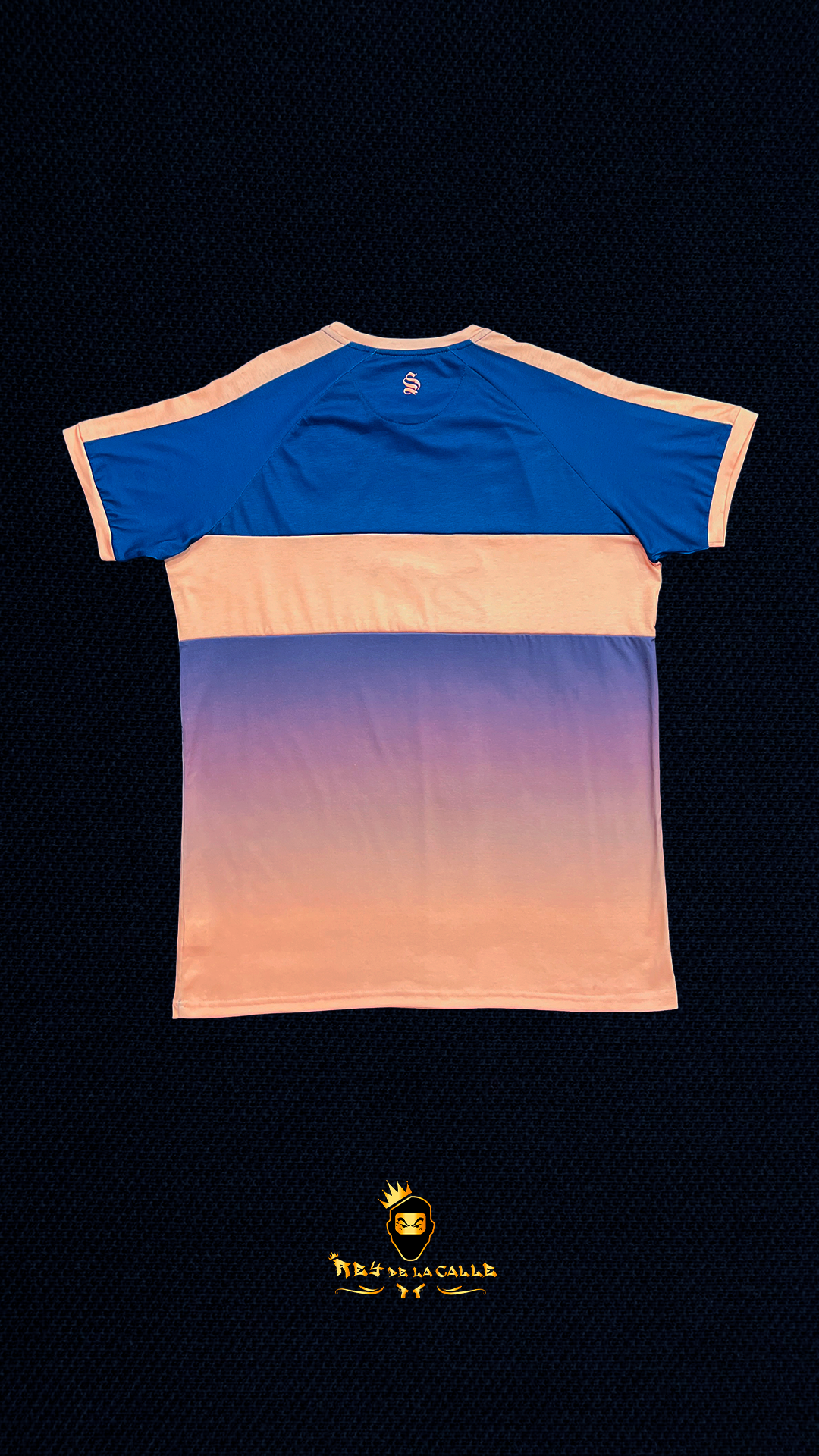 Camiseta de Hombre Tricolor en Azul Marino y Coral con Degradado y Logo Snrs