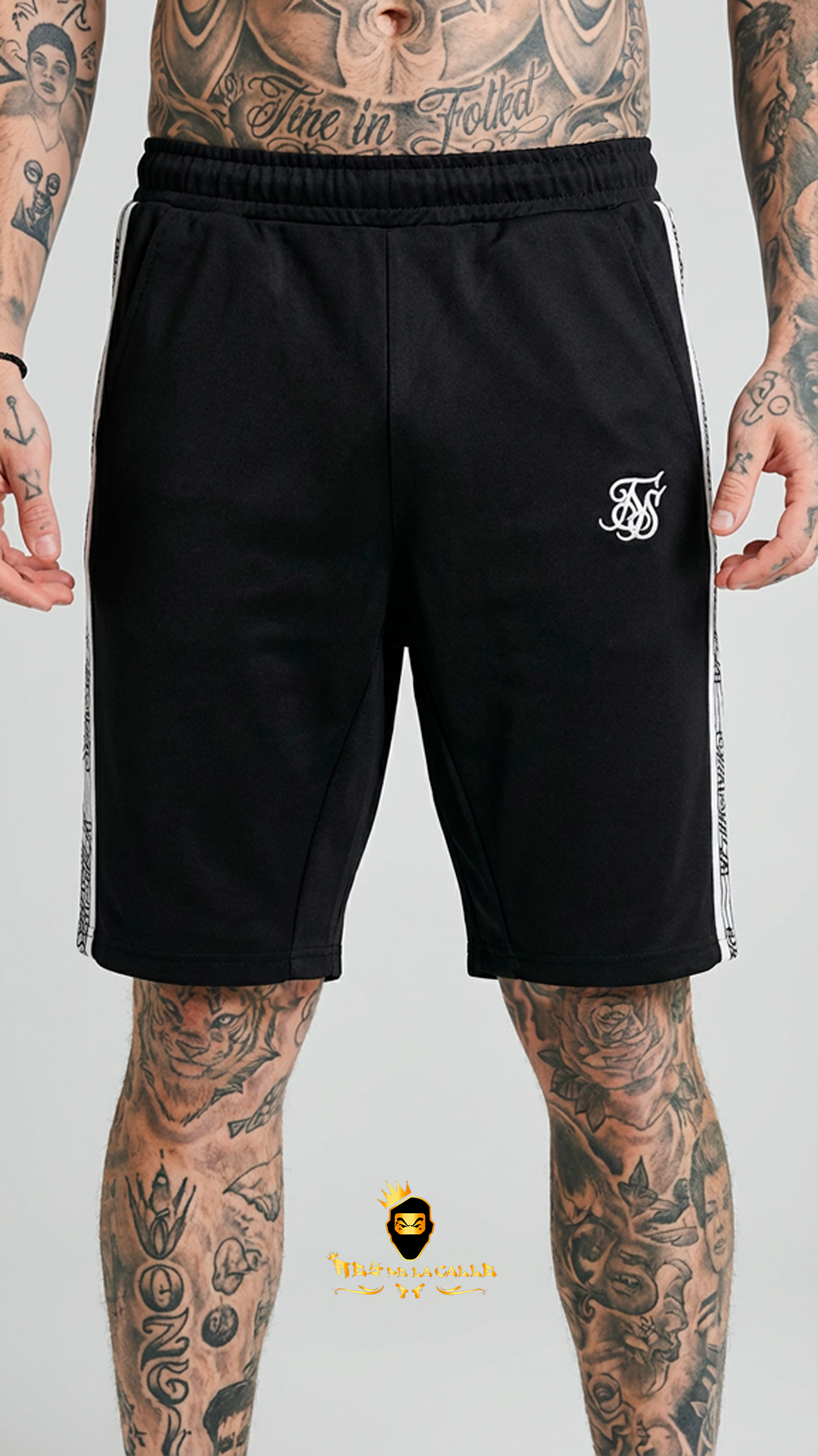 Pantalones Cortos Negros SikSilk con Bandas Laterales Blancas y Logo Bordado