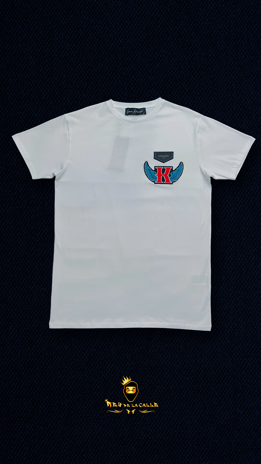Camiseta de Hombre Blanca con Parche 'K' Alada y Logo 'King of the Street'