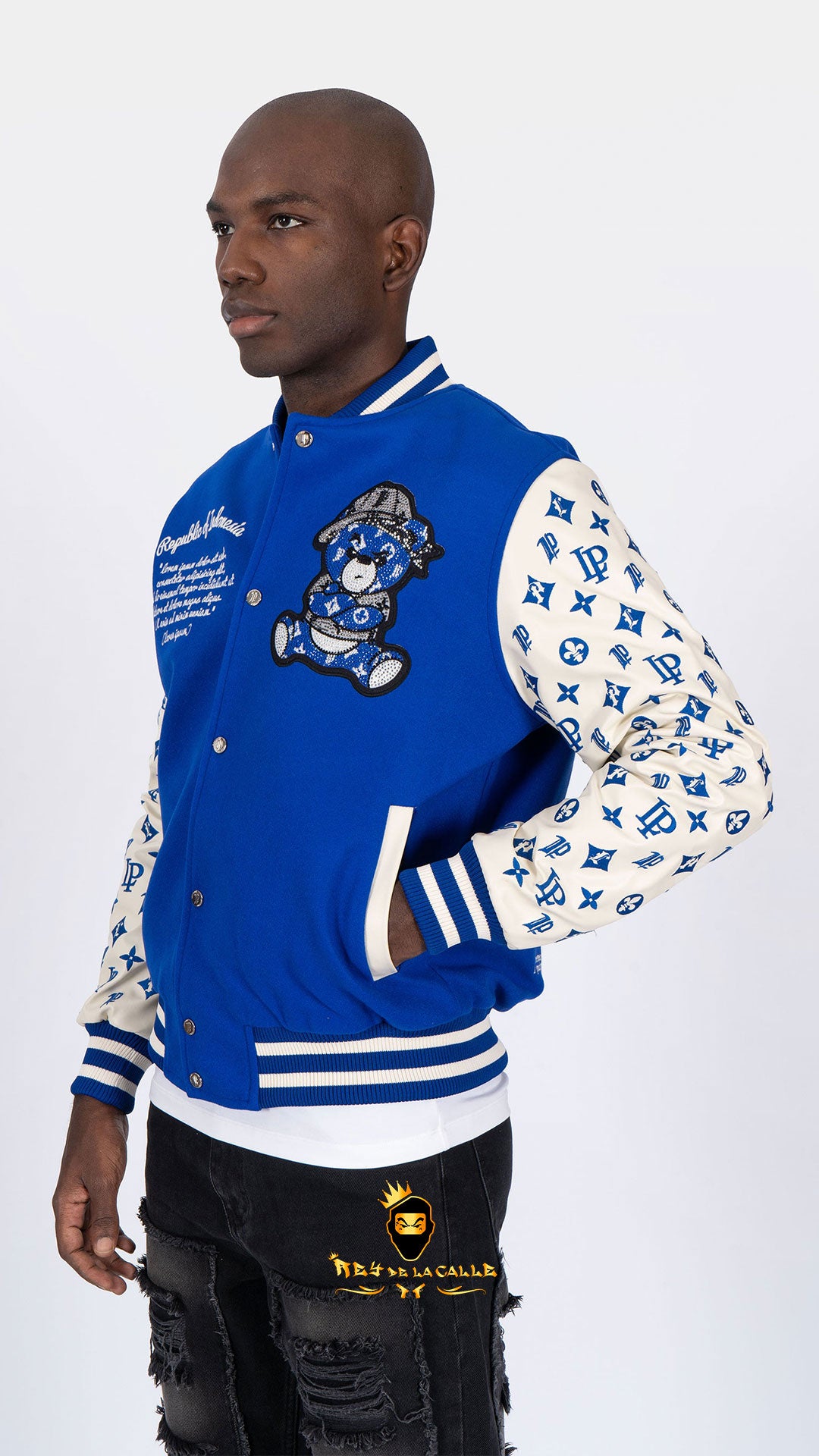 CHAQUETA COLLEGE OSITO AZUL REY Rey De La Calle