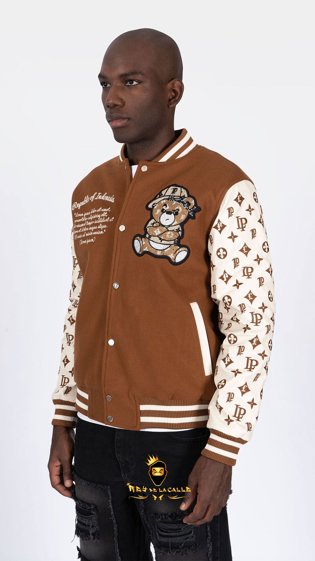 CHAQUETA COLLEGE OSITO BEIGE Y MARRON Rey De La Calle