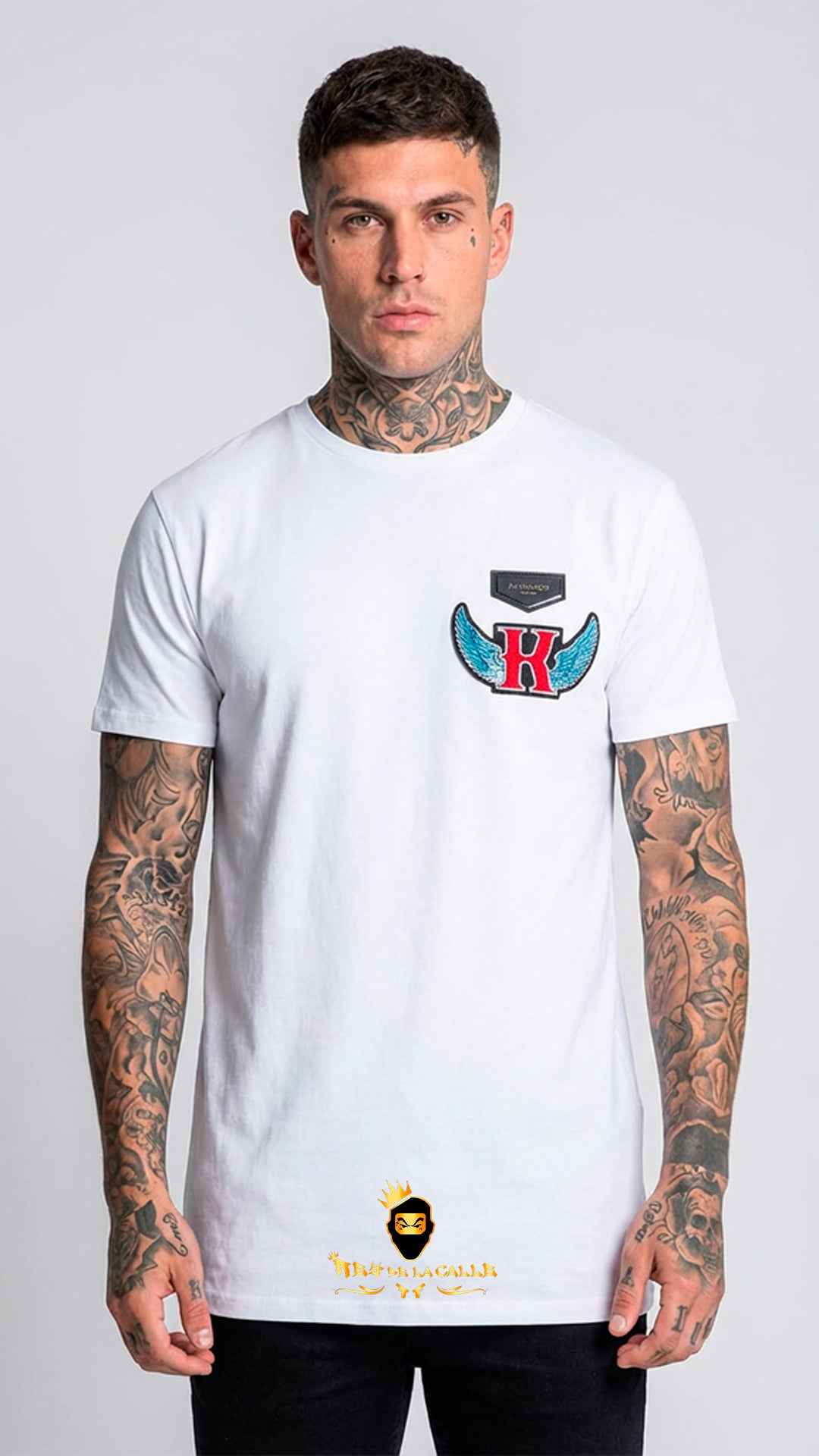 Camiseta de Hombre Blanca con Parche 'K' Alada y Logo 'King of the Street'