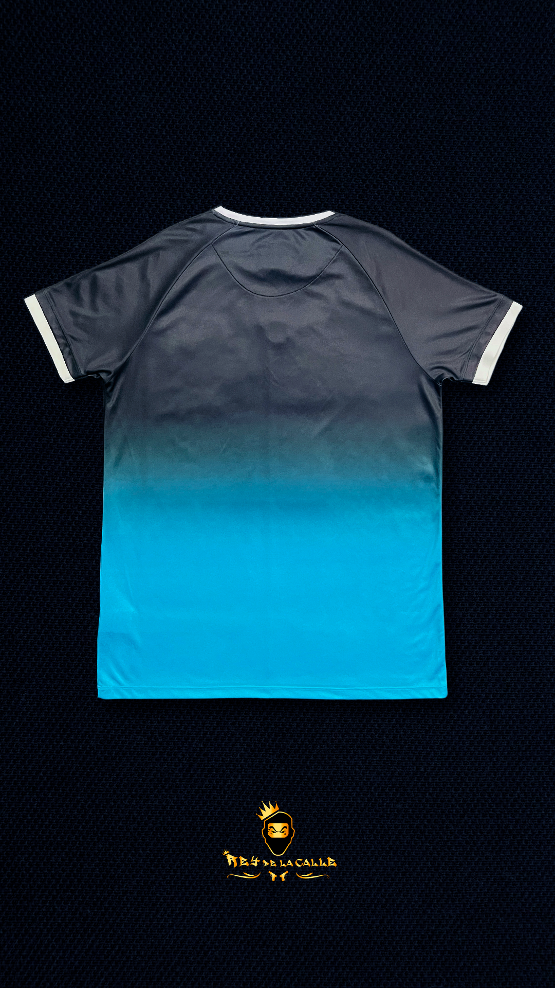 Camiseta Técnica 'SikSilk' con Degradado Negro a Turquesa y Ribetes Blancos