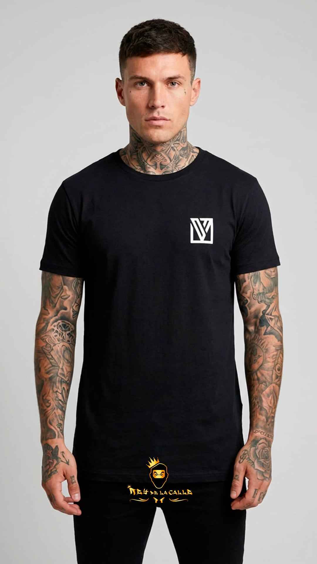 Camiseta Negra de Manga Corta para Hombre con Logo Cuadrado Blanco Bordado
