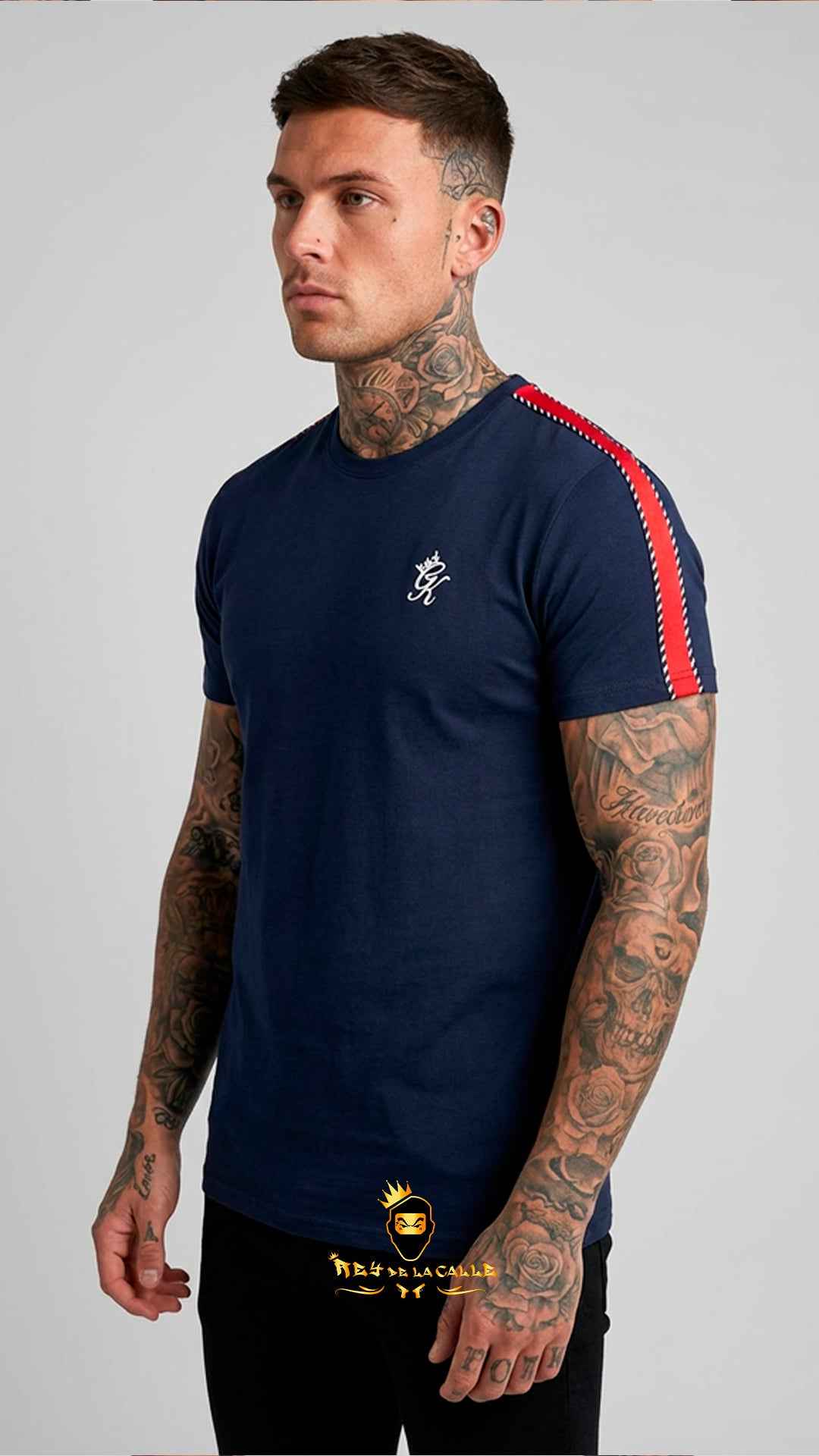 Camiseta Azul Marino 'Gym King' con Banda Roja en Hombros y Logo Bordado
