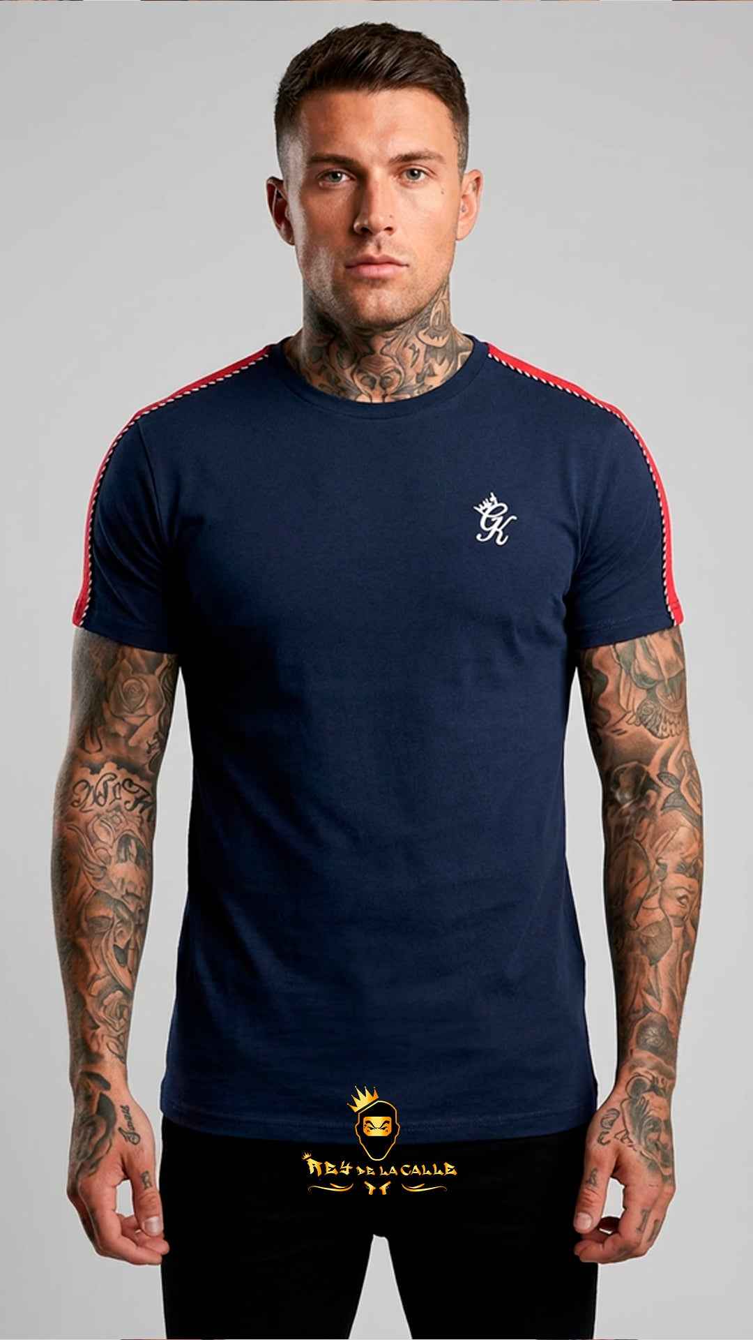 Camiseta Azul Marino 'Gym King' con Banda Roja en Hombros y Logo Bordado