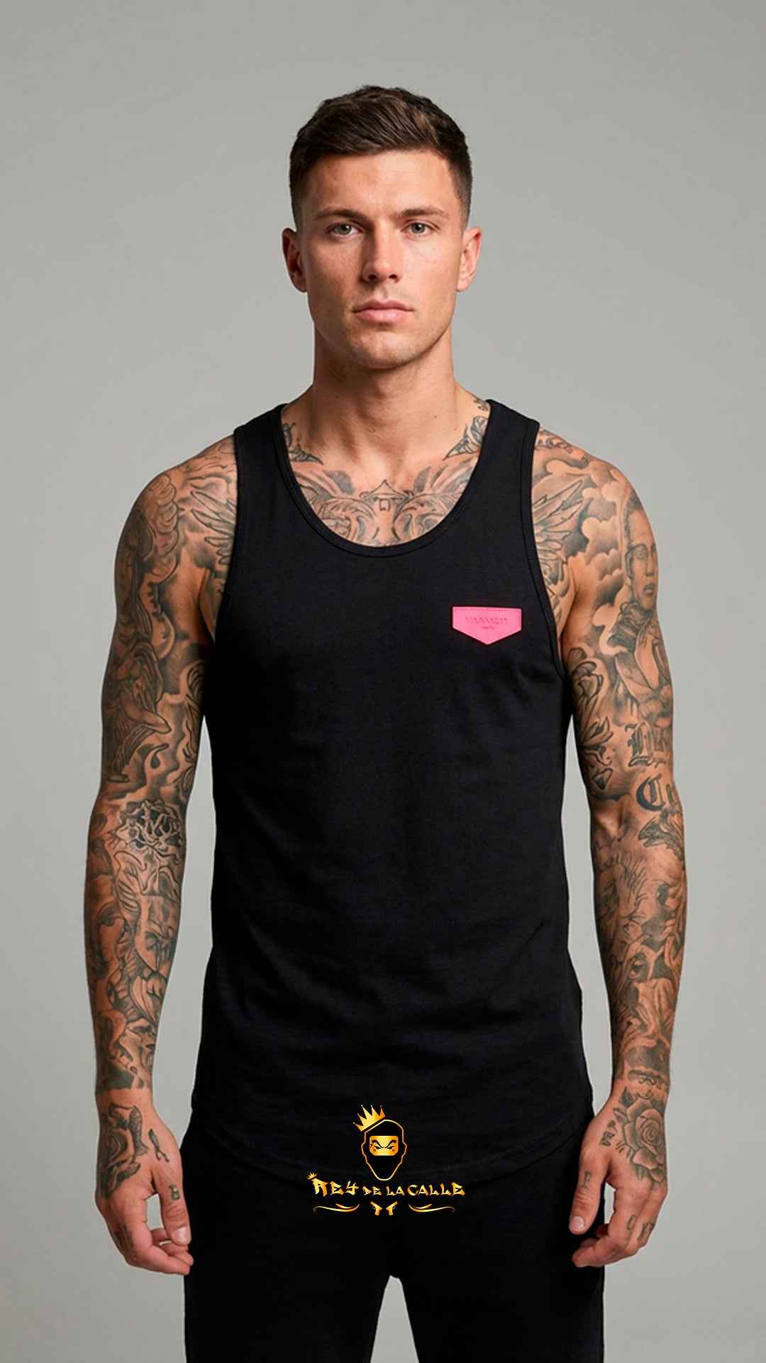 Camiseta de Tirantes Negra para Hombre con Parche Rosa Flúor en el Pecho