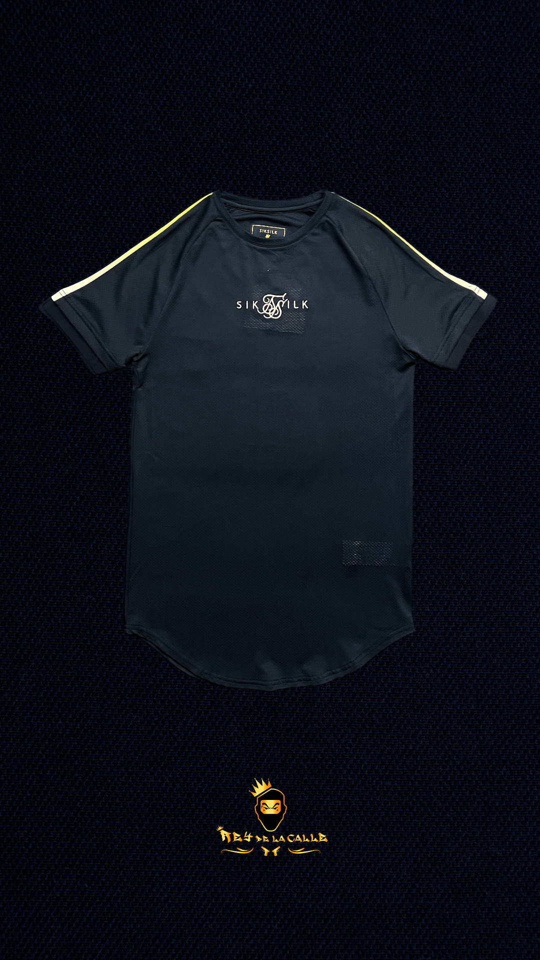 Camiseta Técnica SikSilk Negra con Panel de Rejilla Central y Bandas Amarillas