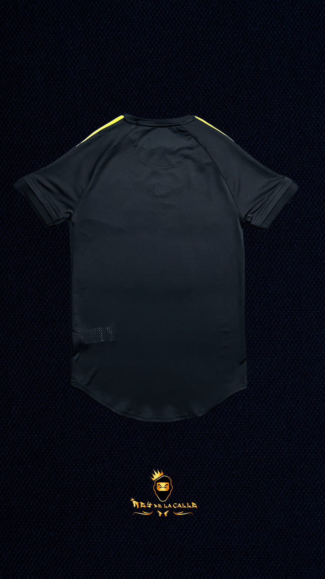 Camiseta Técnica SikSilk Negra con Panel de Rejilla Central y Bandas Amarillas
