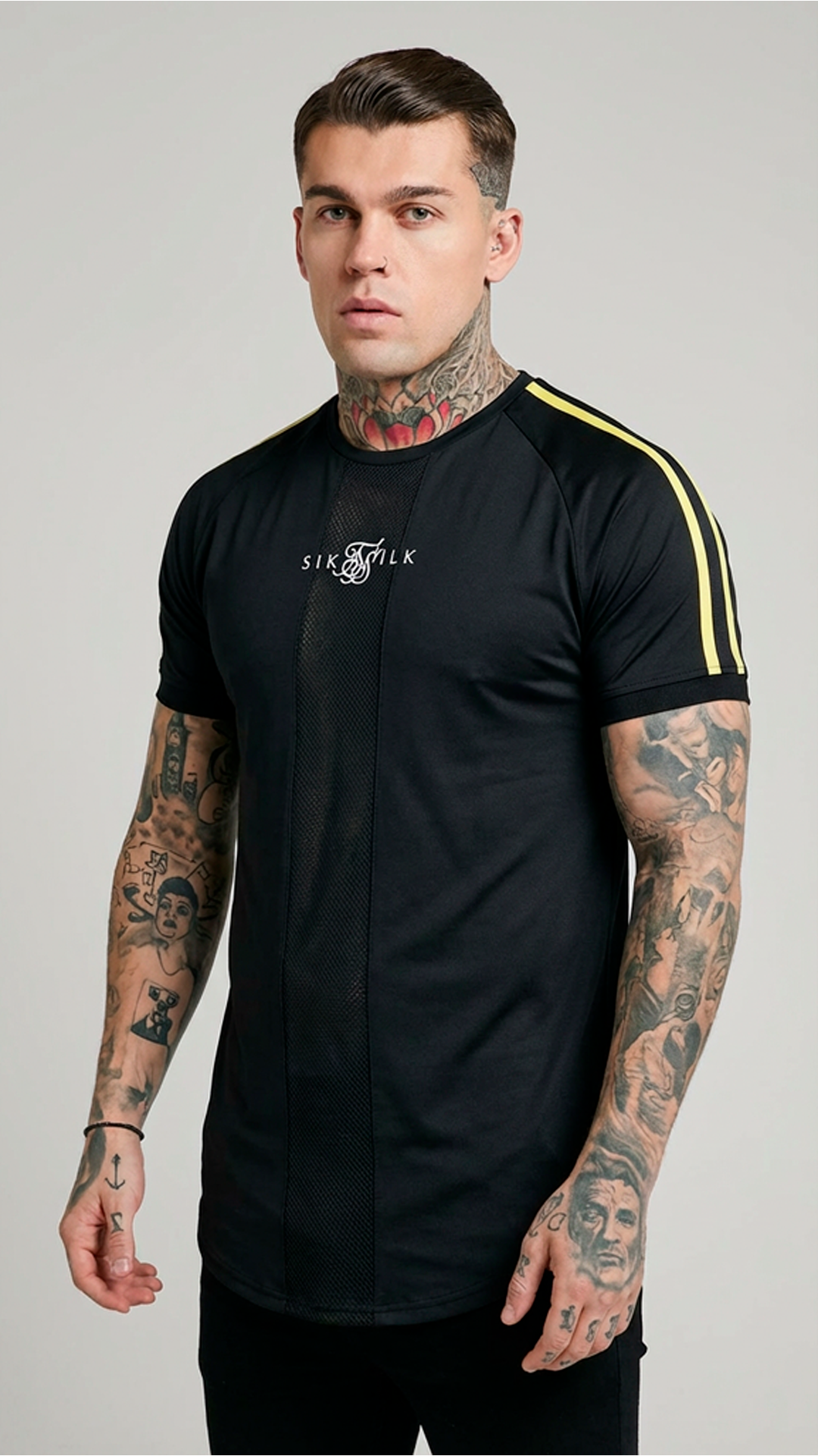 Camiseta Técnica SikSilk Negra con Panel de Rejilla Central y Bandas Amarillas