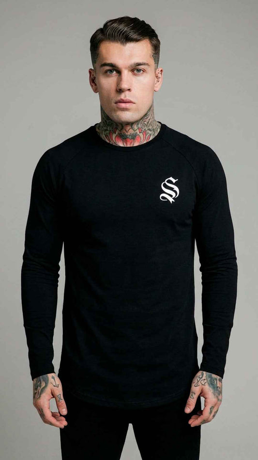 Camiseta Manga Larga Negra SikSilk con Logotipo Gótico – En Oferta