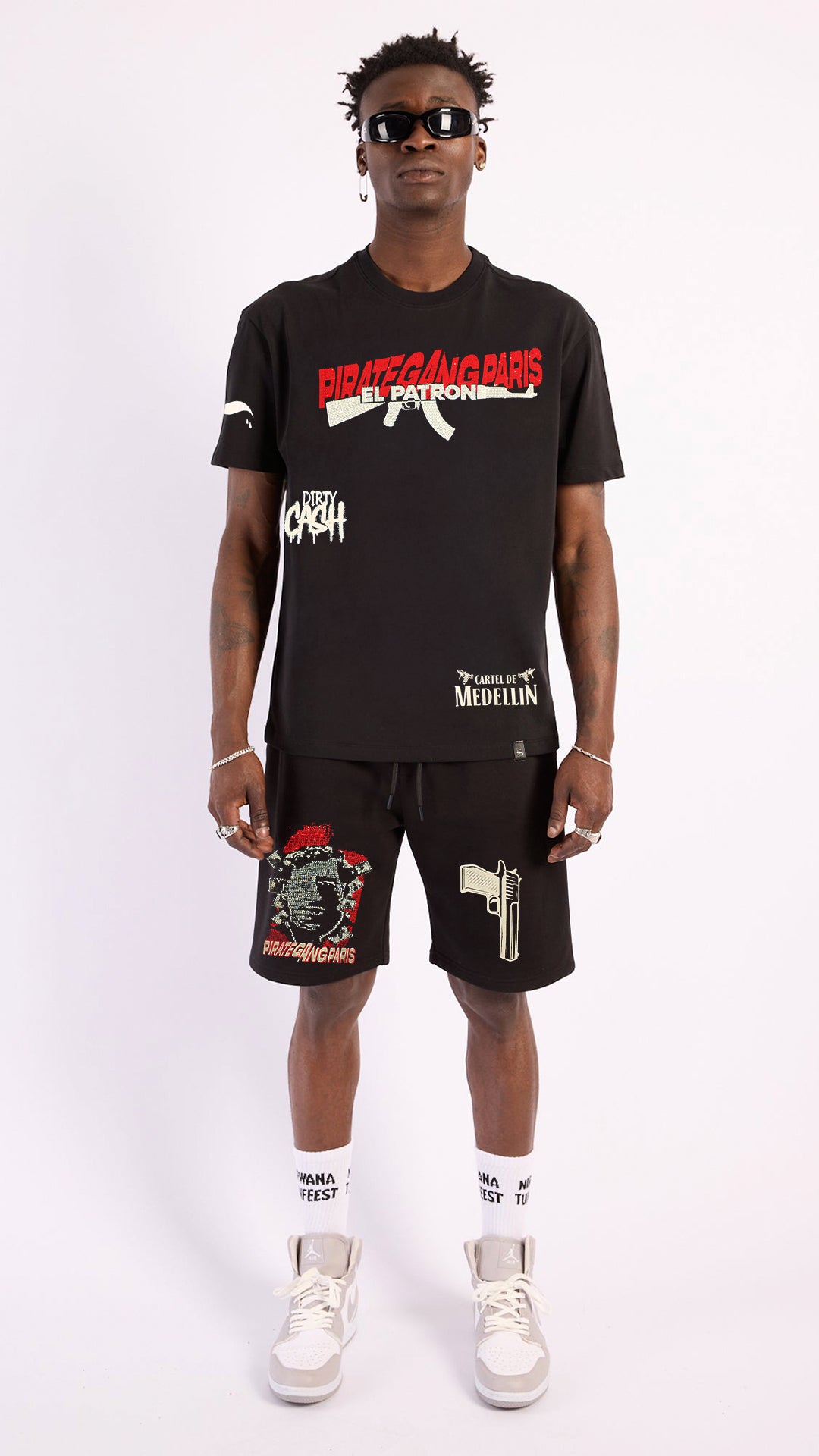 Conjunto Streetwear Pirate Gang Medellín - Camiseta y Short con AK-47 en Pedrería y Detalles de Lujo Rey De La Calle