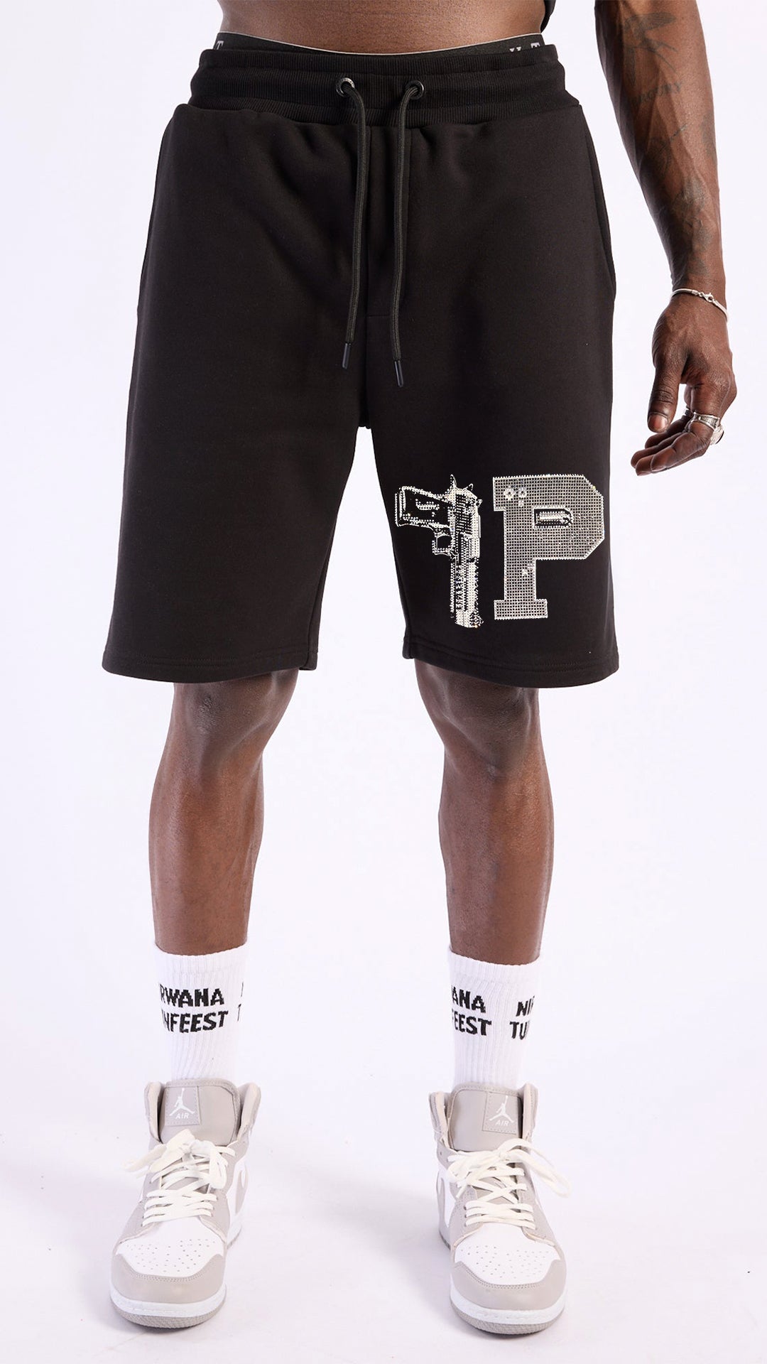 Camiseta "Pirate Gang" con Pistola y Logotipo en Pedrería - Conjunto Urbano de Lujo Rey De La Calle