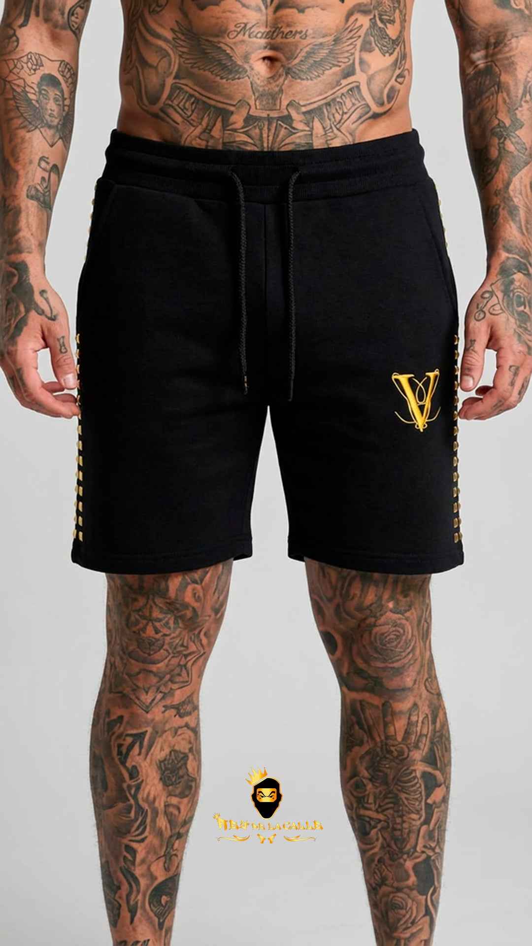 Pantalón Corto Negro Versace Style con Logo Dorado y Tachuelas Laterales