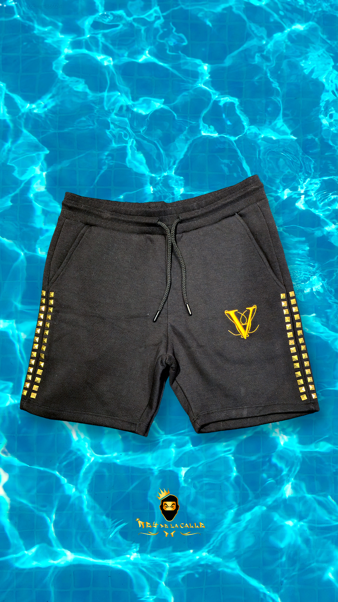 Pantalón Corto Negro Versace Style con Logo Dorado y Tachuelas Laterales
