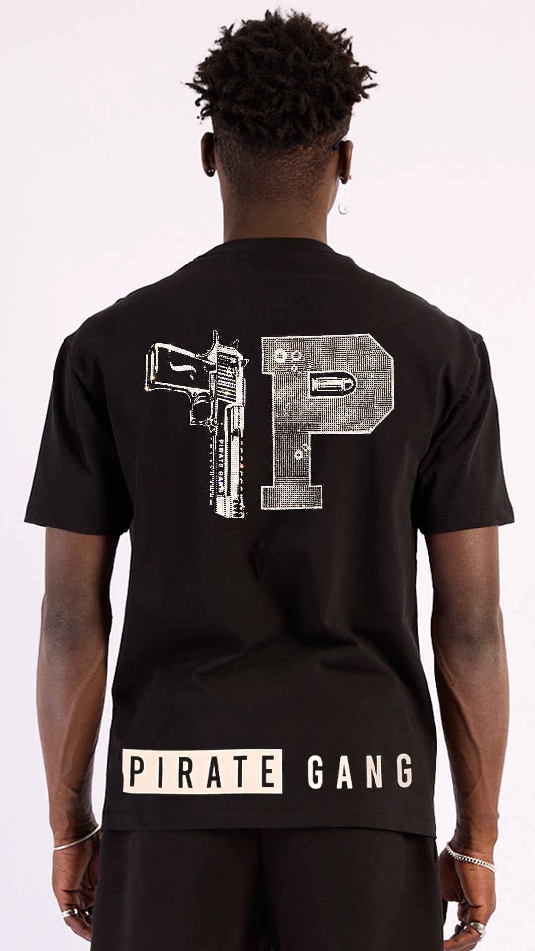 Camiseta "Pirate Gang" con Pistola y Logotipo en Pedrería - Conjunto Urbano de Lujo Rey De La Calle