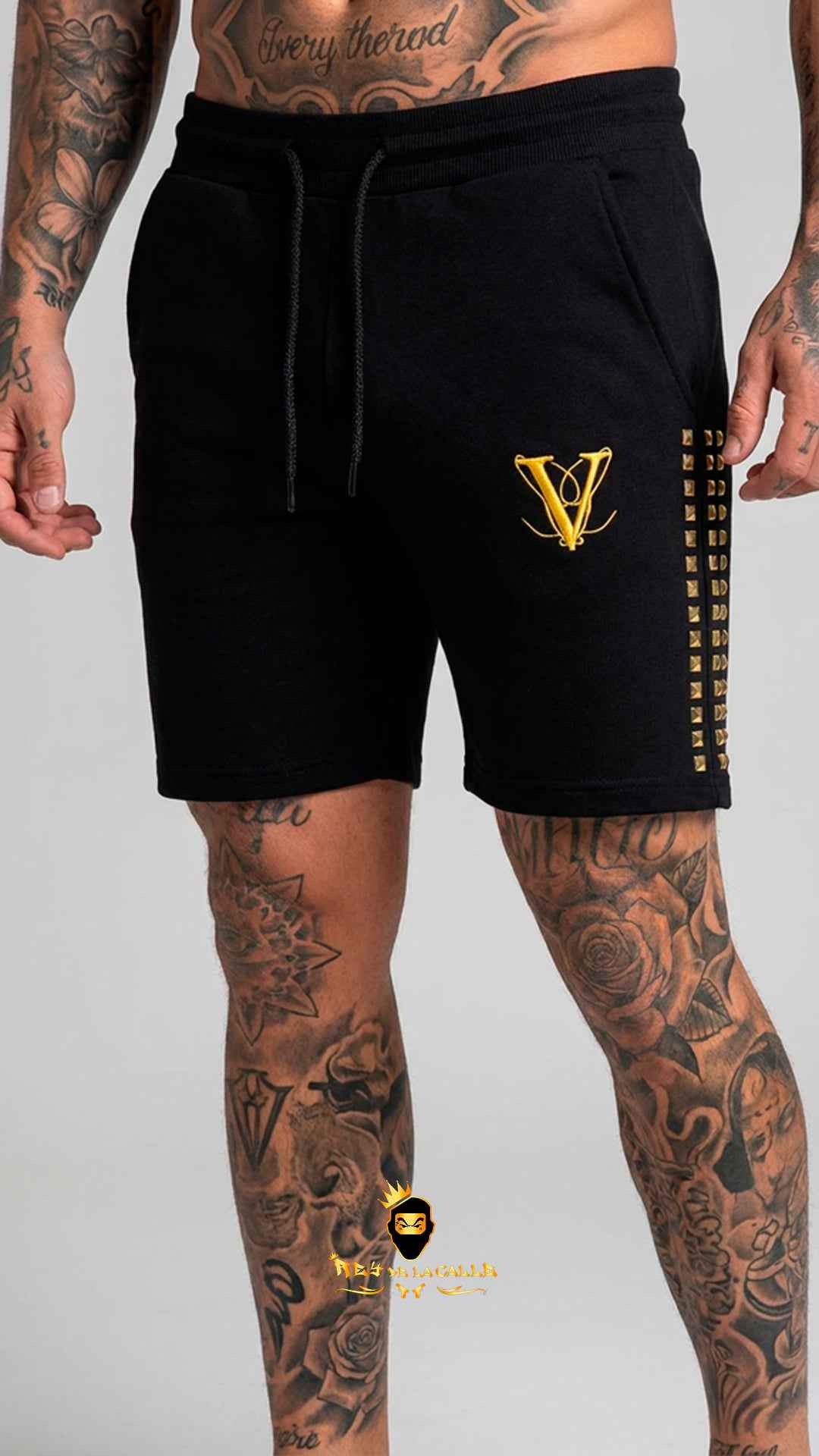 Pantalón Corto Negro Versace Style con Logo Dorado y Tachuelas Laterales