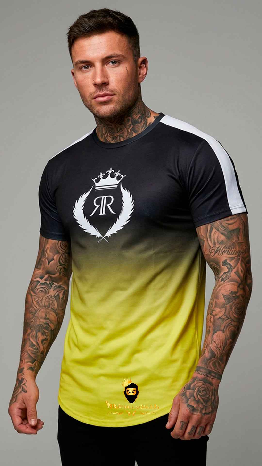 Camiseta Degradada de Negro a Amarillo con Logo de Corona 'RR' y Bandas Blancas