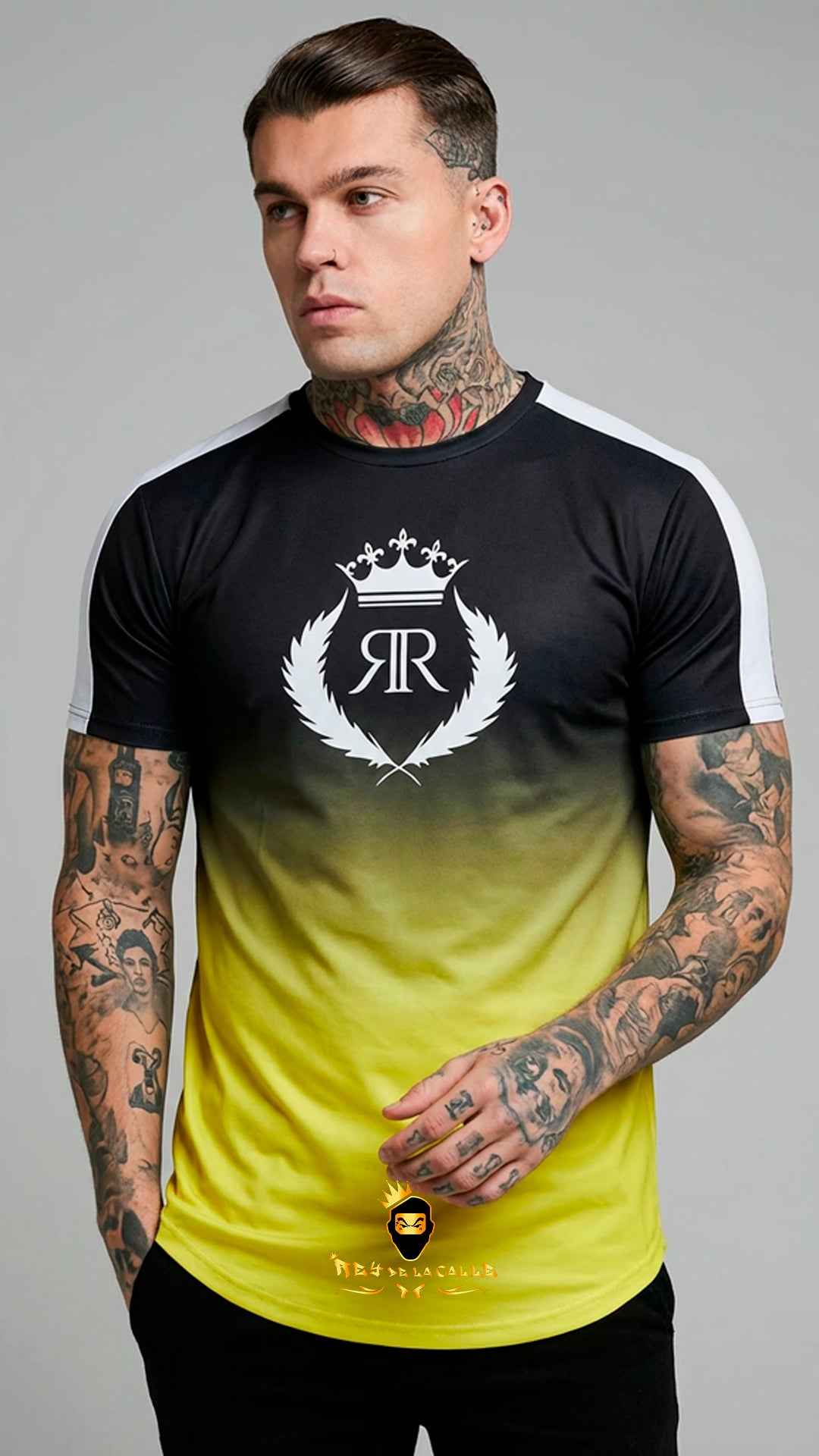 Camiseta Degradada de Negro a Amarillo con Logo de Corona 'RR' y Bandas Blancas