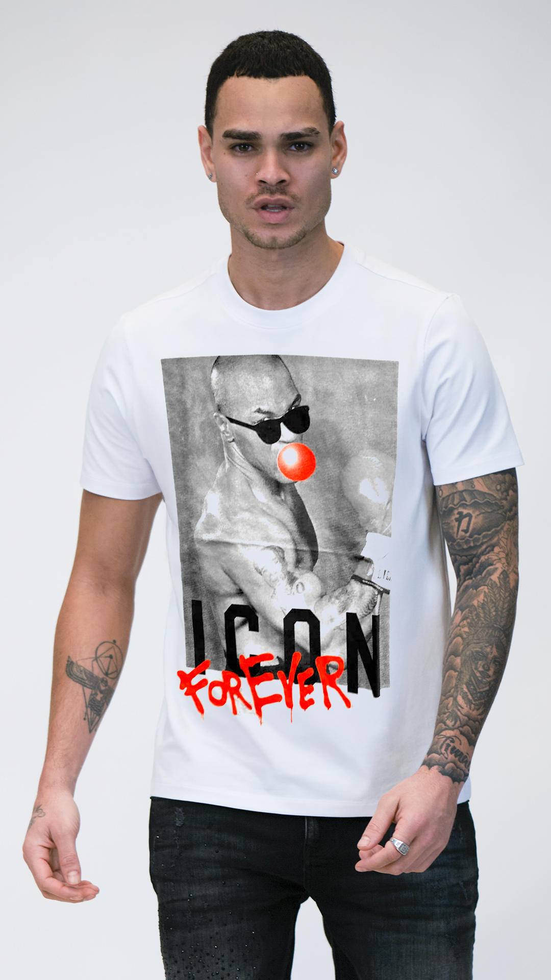 Camiseta Blanca de Hombre Icon Forever con Gráfico de Boxeador y Gafas de Sol