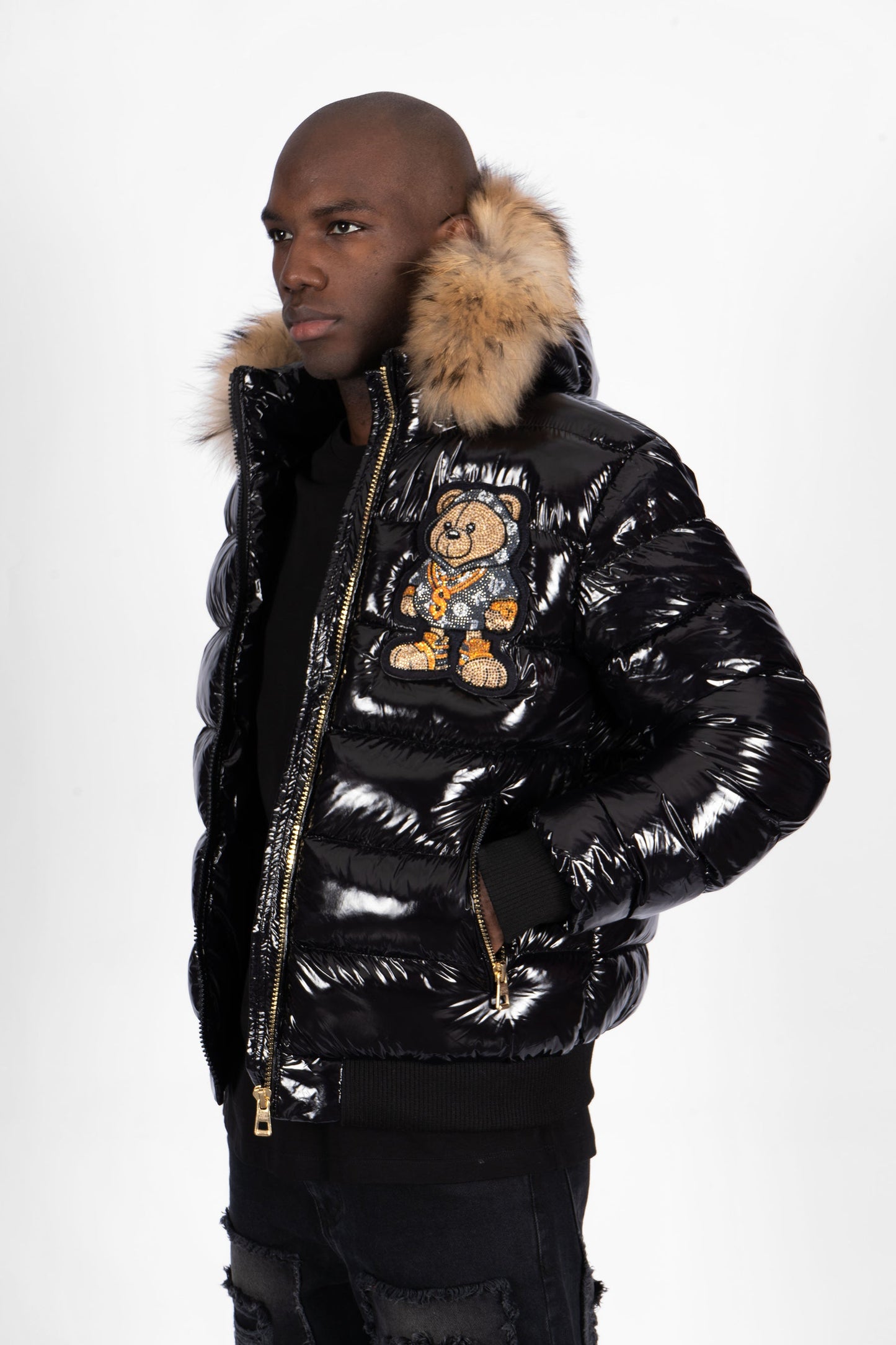 Chaqueta Plumífero Negro con Capucha de Pelo y Diseño de Osito Gánster Monograma Gris