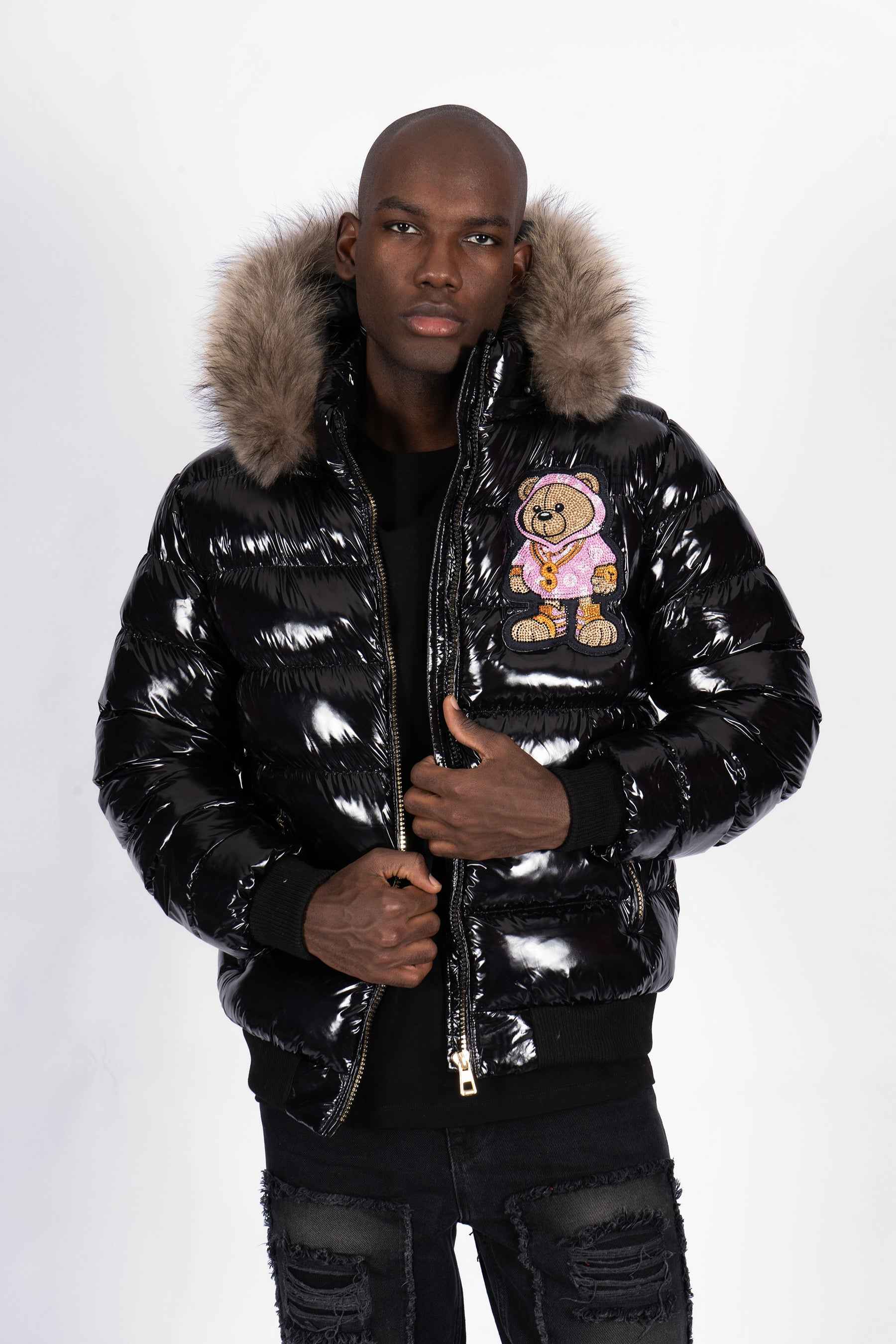 Chaqueta Plumífero Negro con Capucha de Pelo y Diseño de Osito Gánster Rosa