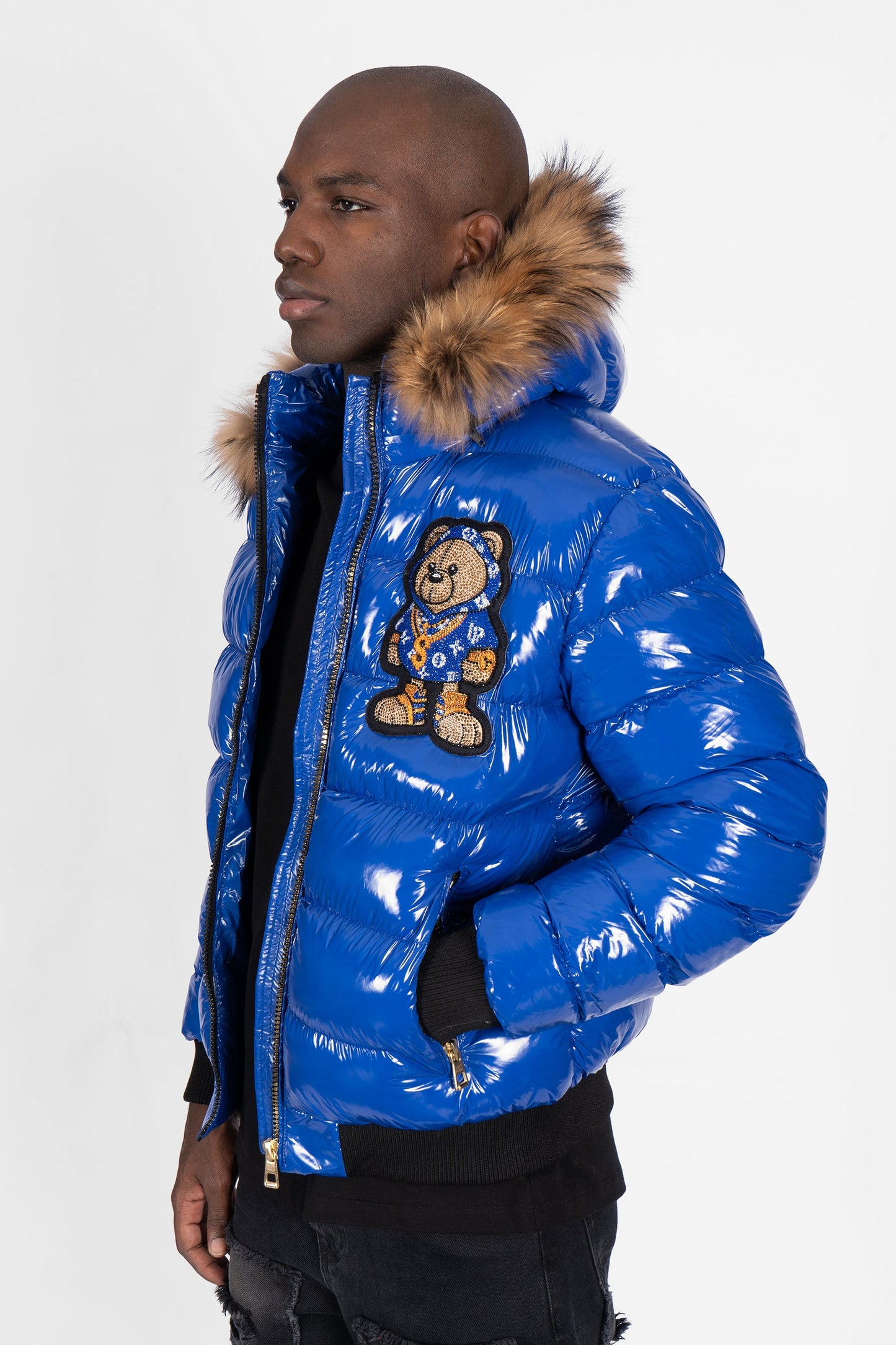 Chaqueta Plumífero Azul Eléctrico con Capucha de Pelo y Diseño de Osito Gánster