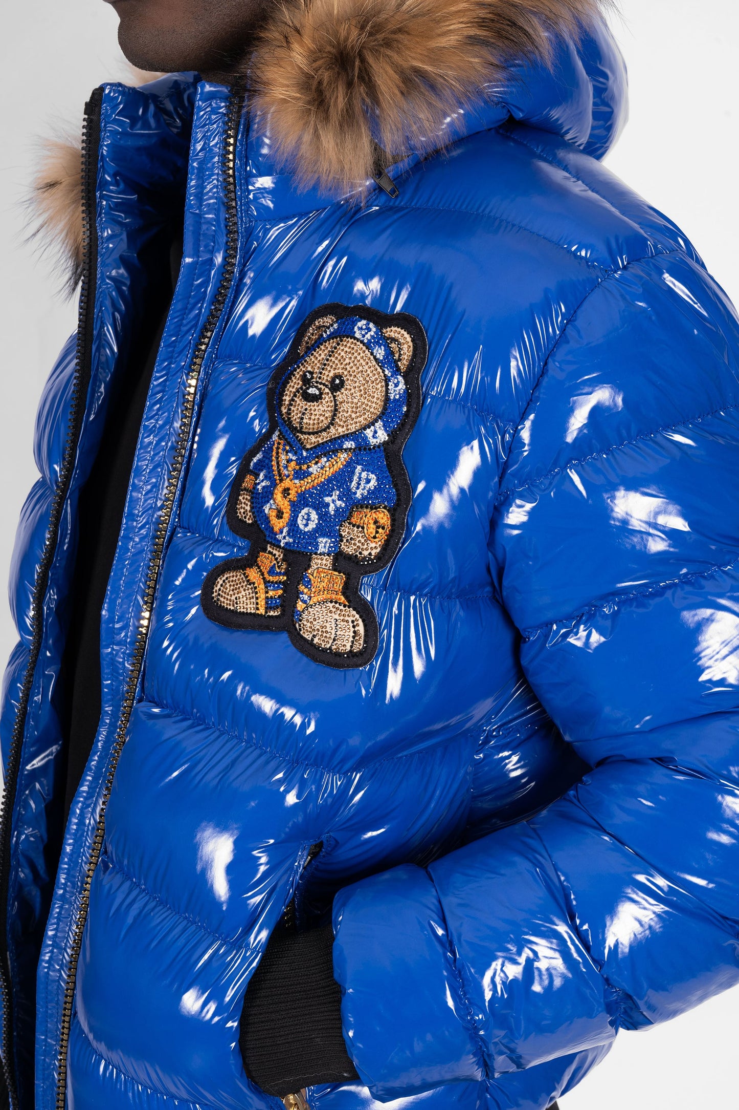Chaqueta Plumífero Azul Eléctrico con Capucha de Pelo y Diseño de Osito Gánster