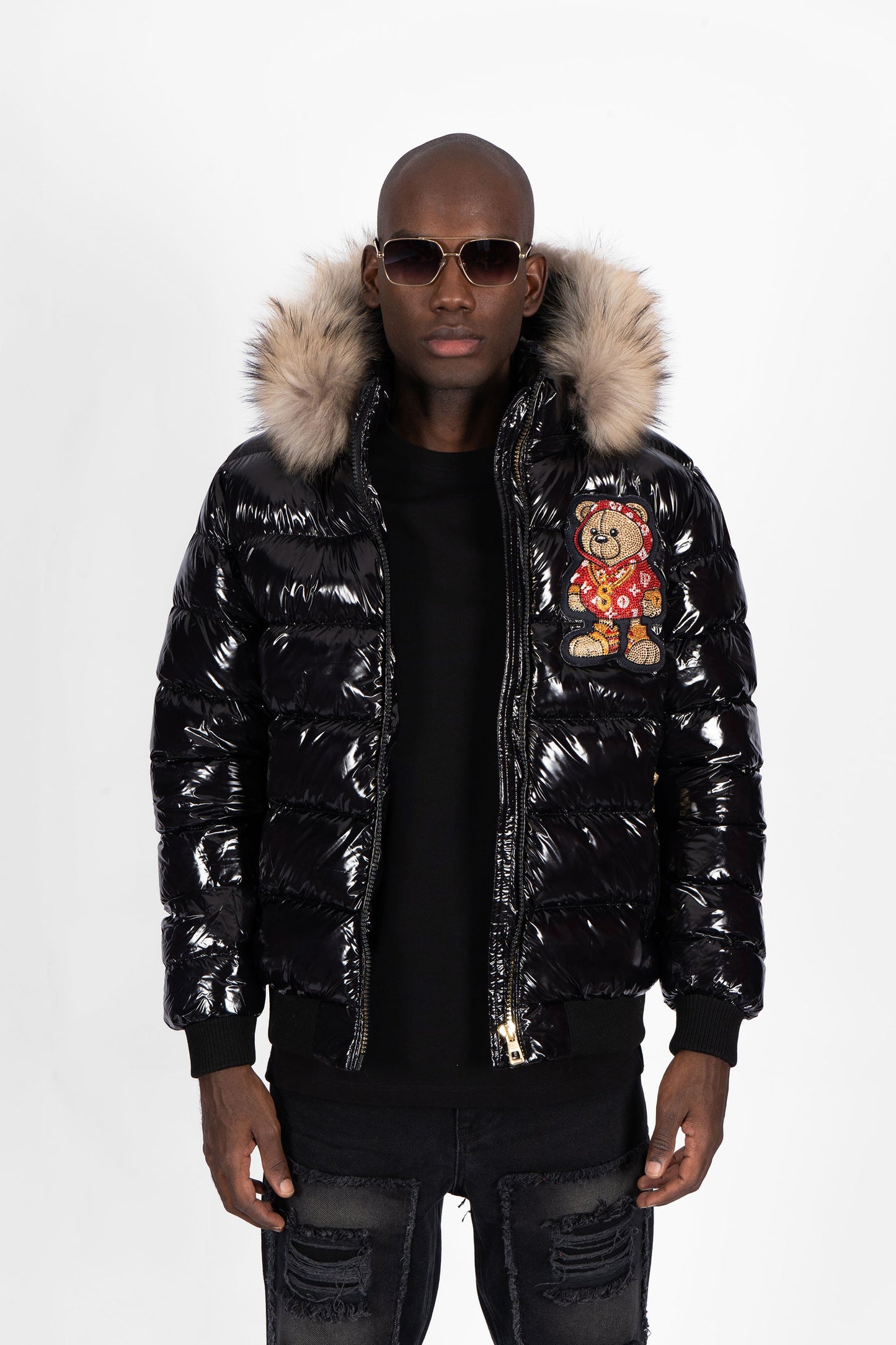 Chaqueta Plumífero Negro con Capucha de Pelo y Diseño de Osito Gánster Rojo