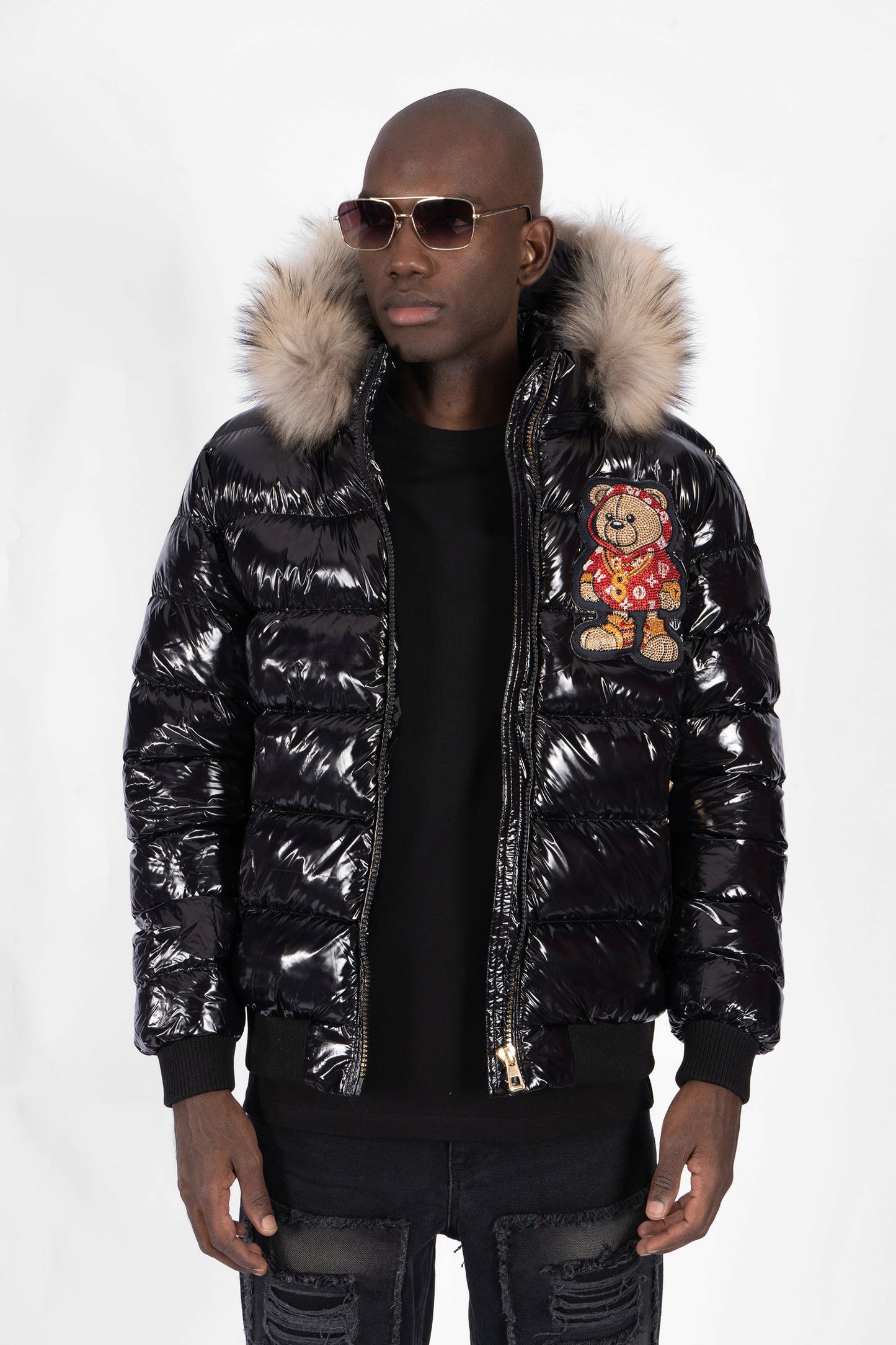 Chaqueta Plumífero Negro con Capucha de Pelo y Diseño de Osito Gánster Rojo