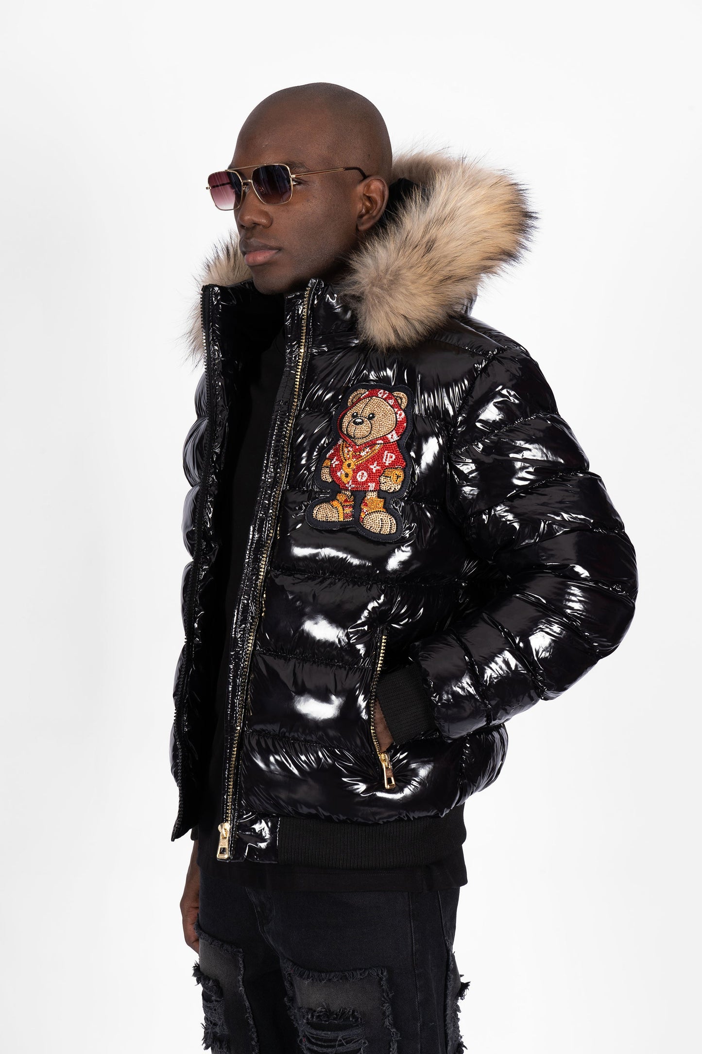 Chaqueta Plumífero Negro con Capucha de Pelo y Diseño de Osito Gánster Rojo